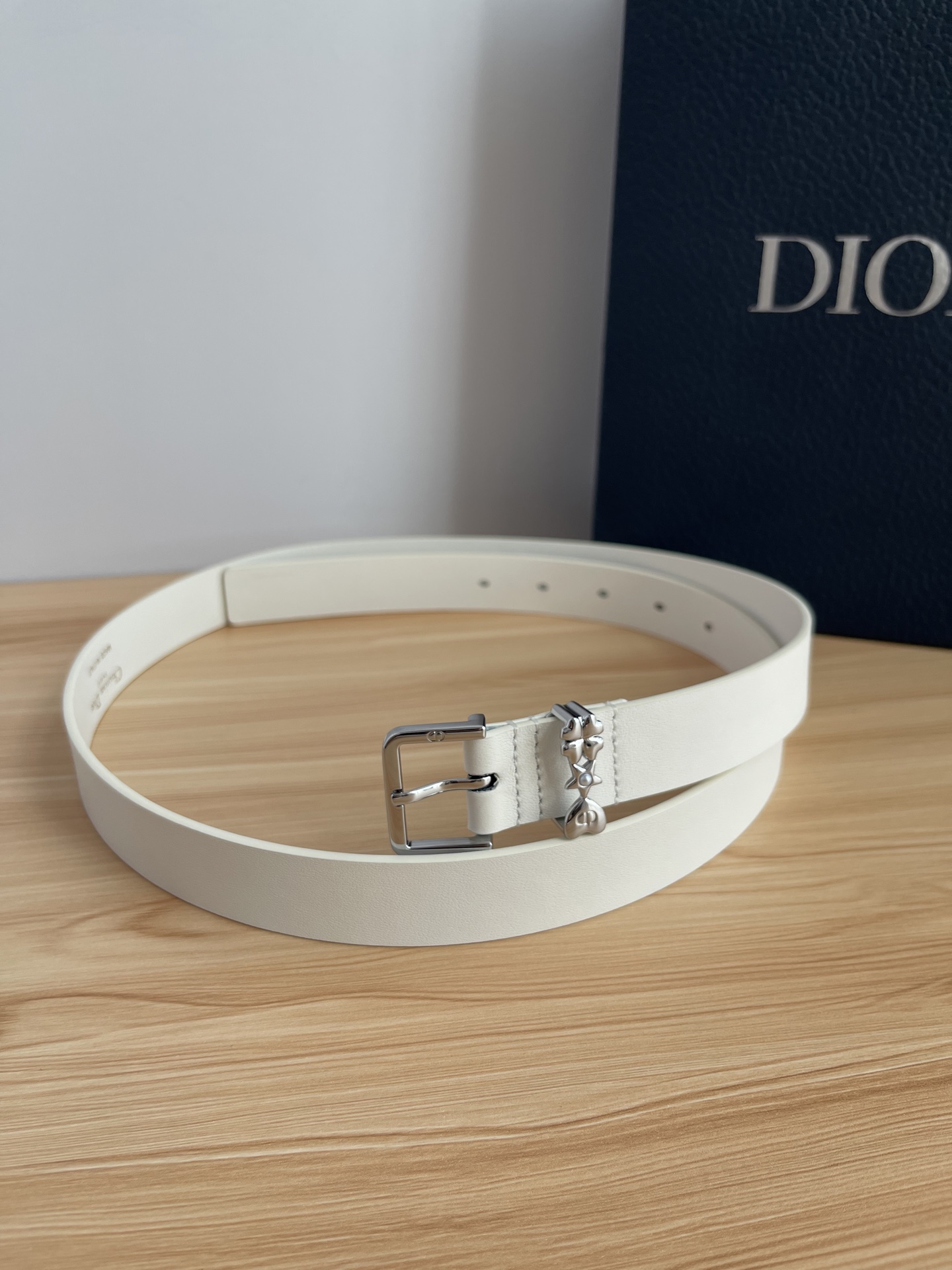 😍😍😍迪奥550 2.5CM 😍这款 Montaigne Avenue 腰带从同名手袋汲取灵感，采用黑色