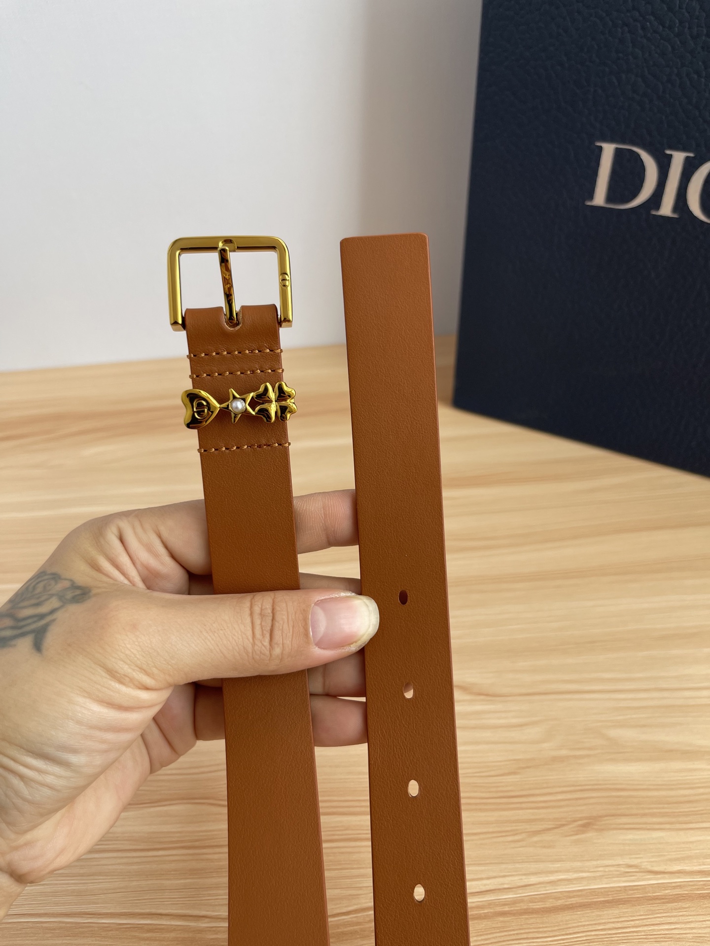 😍😍😍迪奥550 2.5CM 😍这款 Montaigne Avenue 腰带从同名手袋汲取灵感，采用黑色