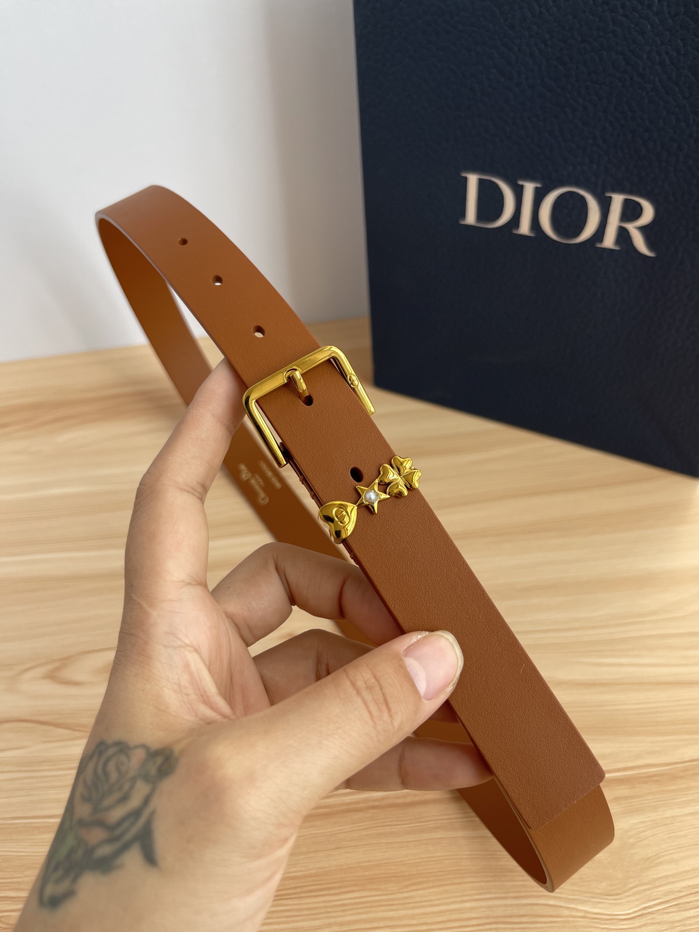 😍😍😍迪奥550 2.5CM 😍这款 Montaigne Avenue 腰带从同名手袋汲取灵感，采用黑色