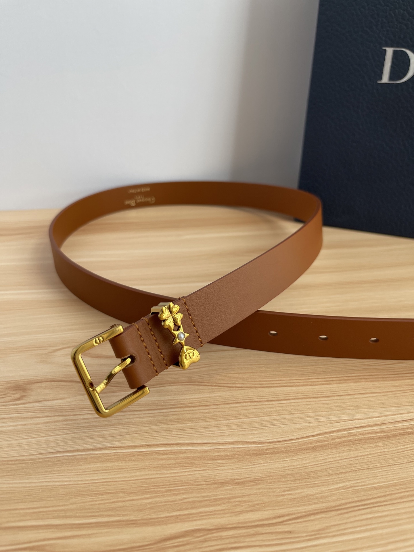 😍😍😍迪奥550 2.5CM 😍这款 Montaigne Avenue 腰带从同名手袋汲取灵感，采用黑色