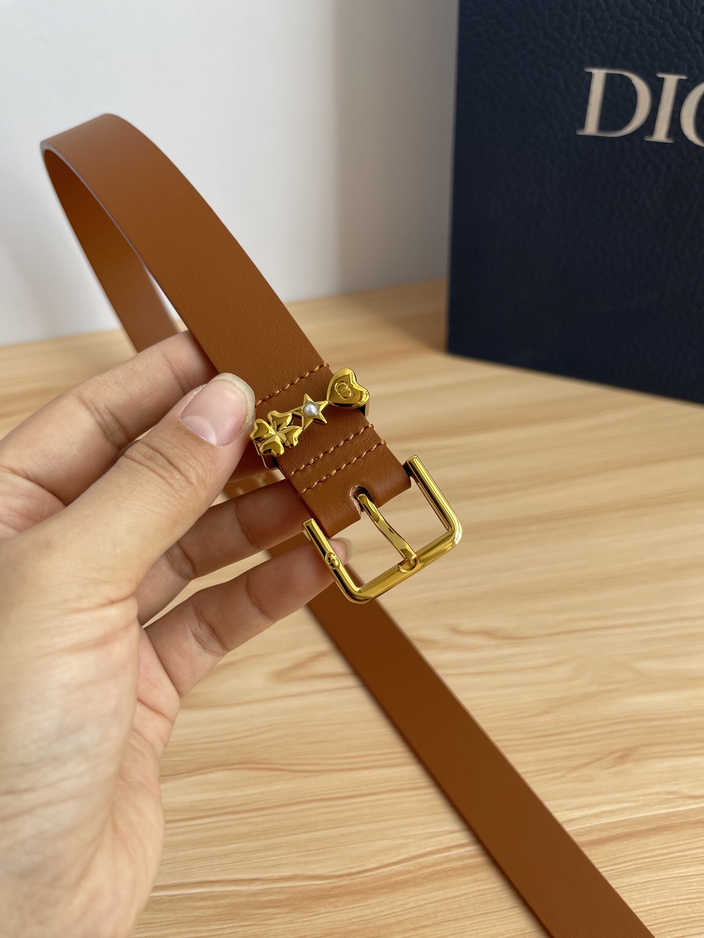 😍😍😍迪奥550 2.5CM 😍这款 Montaigne Avenue 腰带从同名手袋汲取灵感，采用黑色