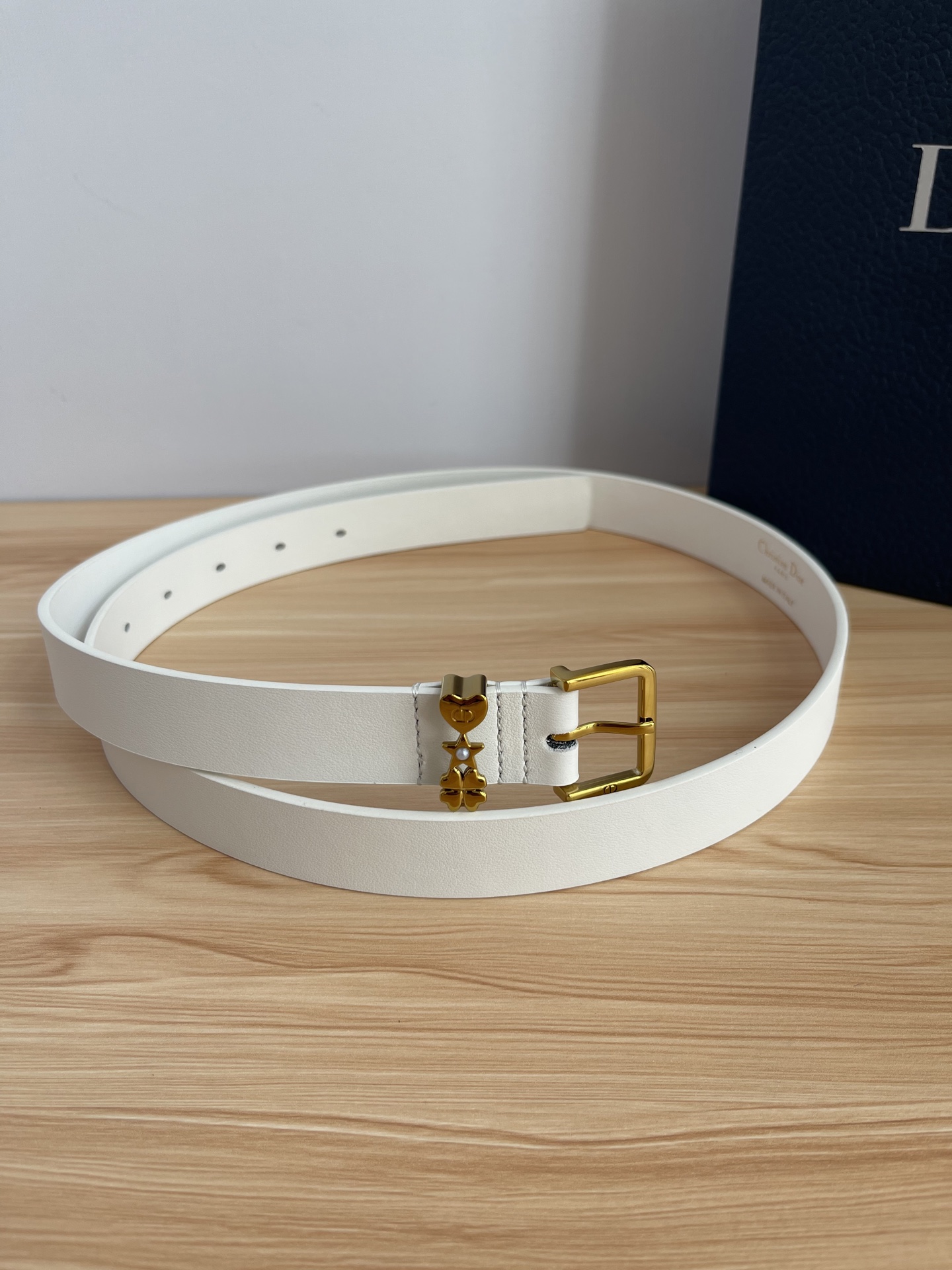 😍😍😍迪奥550 2.5CM 😍这款 Montaigne Avenue 腰带从同名手袋汲取灵感，采用黑色