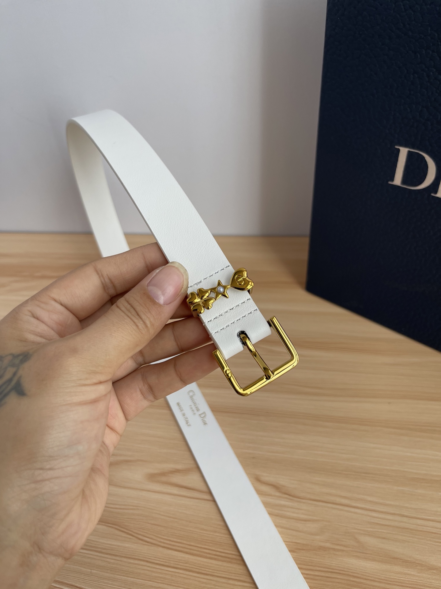 😍😍😍迪奥550 2.5CM 😍这款 Montaigne Avenue 腰带从同名手袋汲取灵感，采用黑色