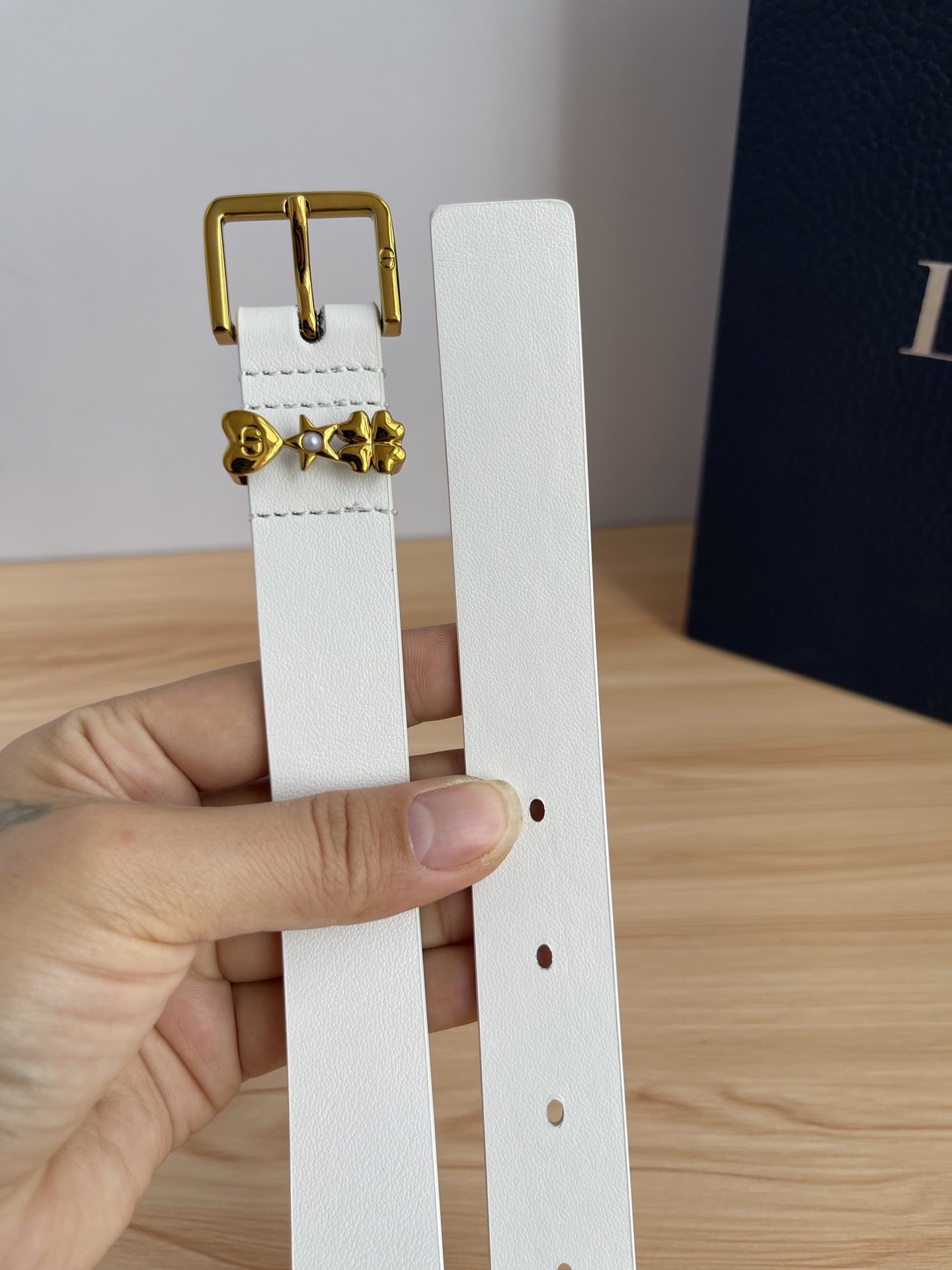 😍😍😍迪奥550 2.5CM 😍这款 Montaigne Avenue 腰带从同名手袋汲取灵感，采用黑色