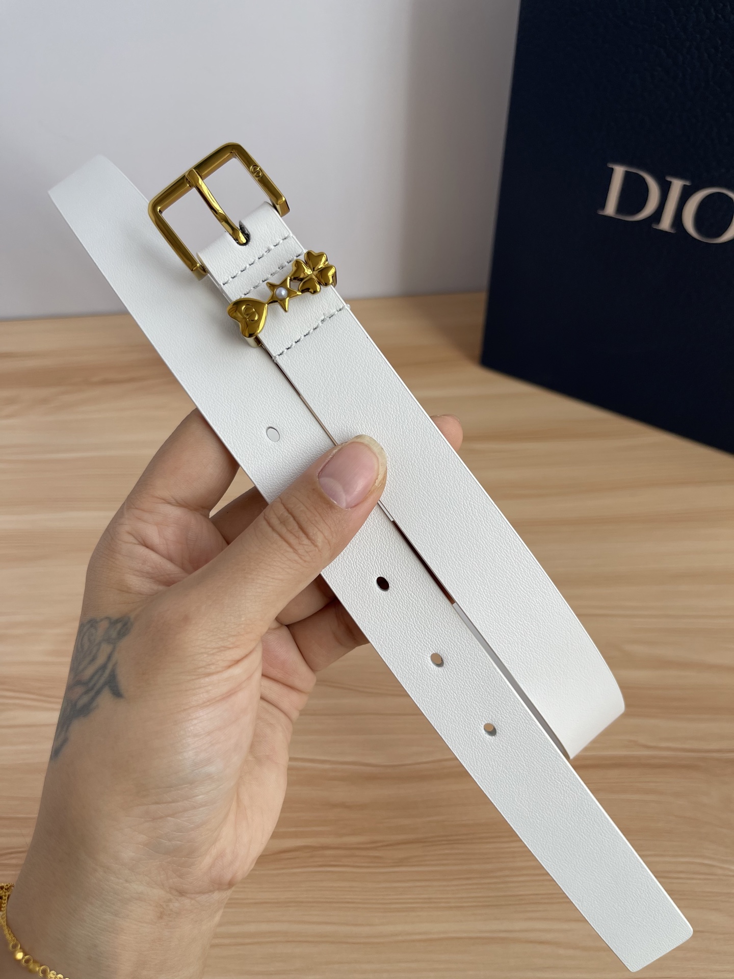 😍😍😍迪奥550 2.5CM 😍这款 Montaigne Avenue 腰带从同名手袋汲取灵感，采用黑色