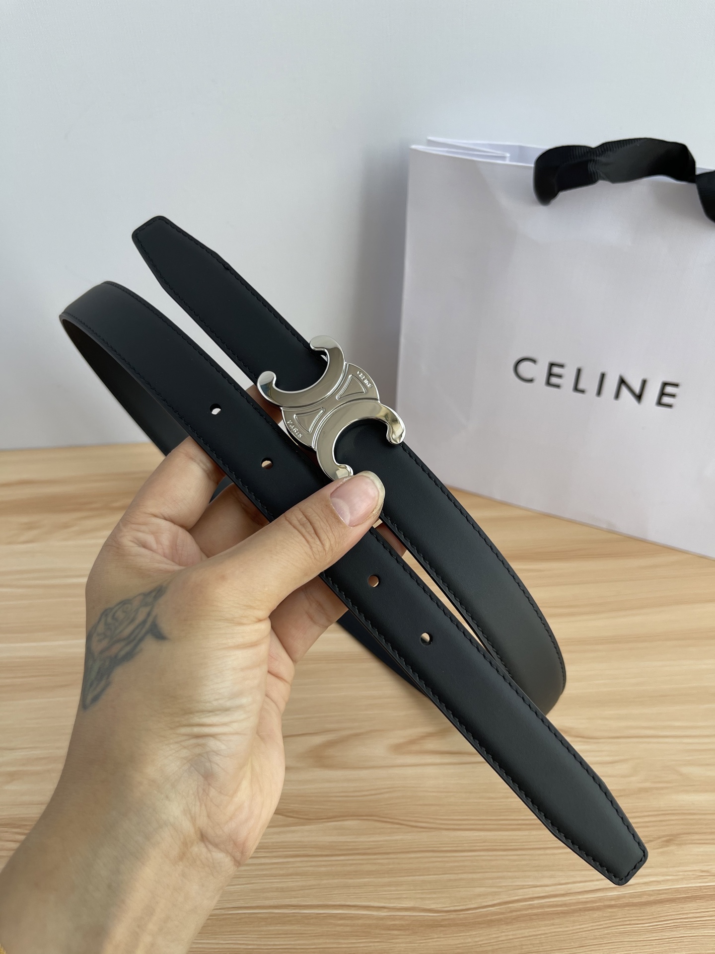 🔴 【品牌】赛琳女带 2.5cm 🔴 【描述】双面原版皮不可调节式皮带，小牛皮材质，配有钯金色和银色钢金