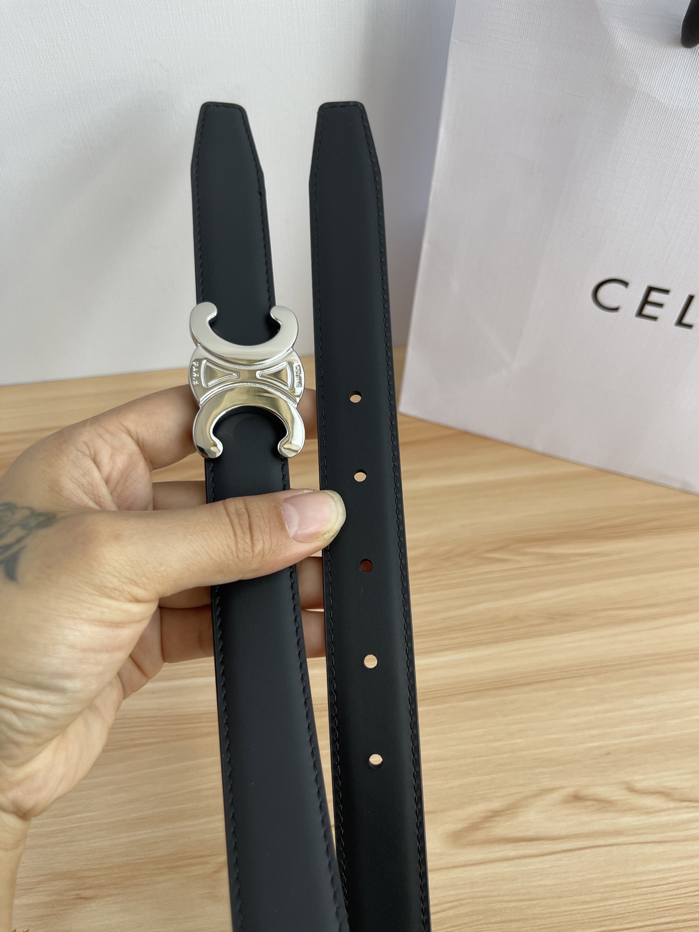 🔴 【品牌】赛琳女带 2.5cm 🔴 【描述】双面原版皮不可调节式皮带，小牛皮材质，配有钯金色和银色钢金