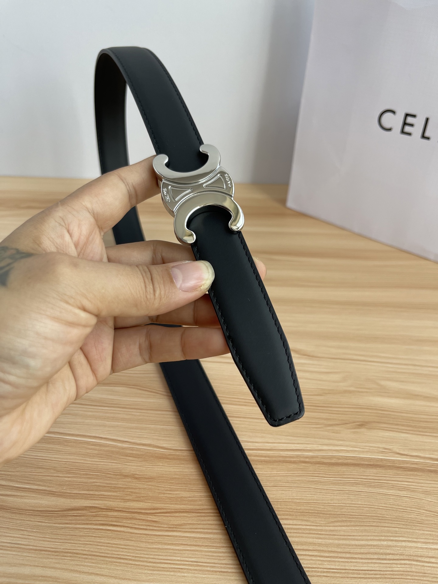 🔴 【品牌】赛琳女带 2.5cm 🔴 【描述】双面原版皮不可调节式皮带，小牛皮材质，配有钯金色和银色钢金