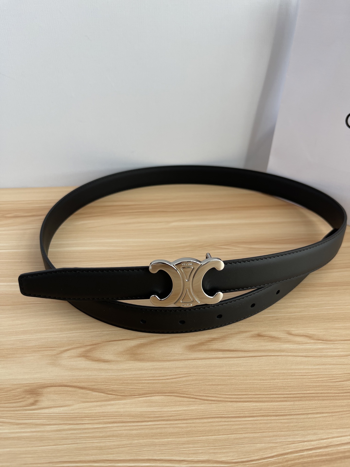 🔴 【品牌】赛琳女带 2.5cm 🔴 【描述】双面原版皮不可调节式皮带，小牛皮材质，配有钯金色和银色钢金