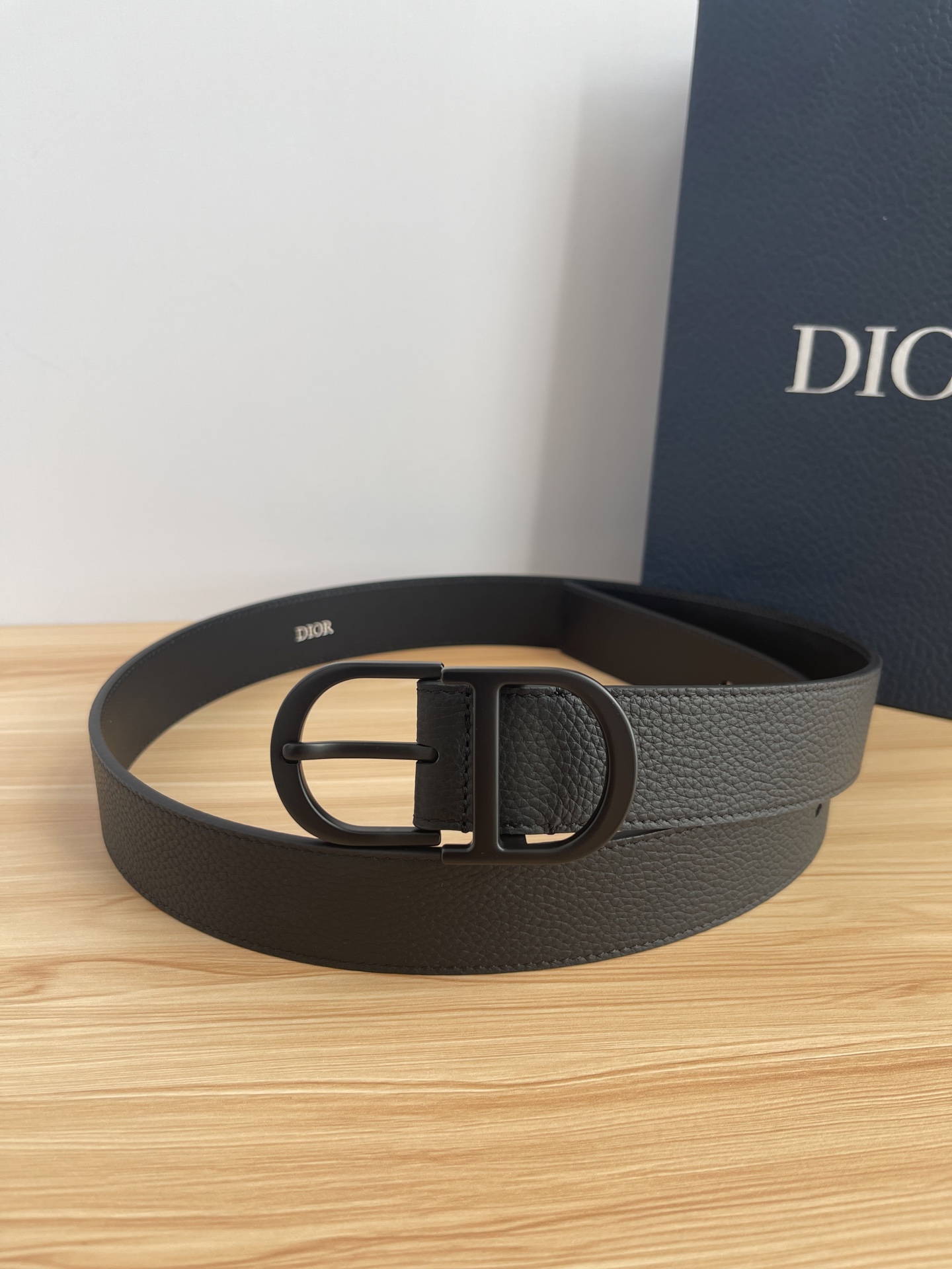 😍😍😍迪奥550 3．5CM P😍这款 Montaigne Avenue 腰带从同名手袋汲取灵感，采用黑