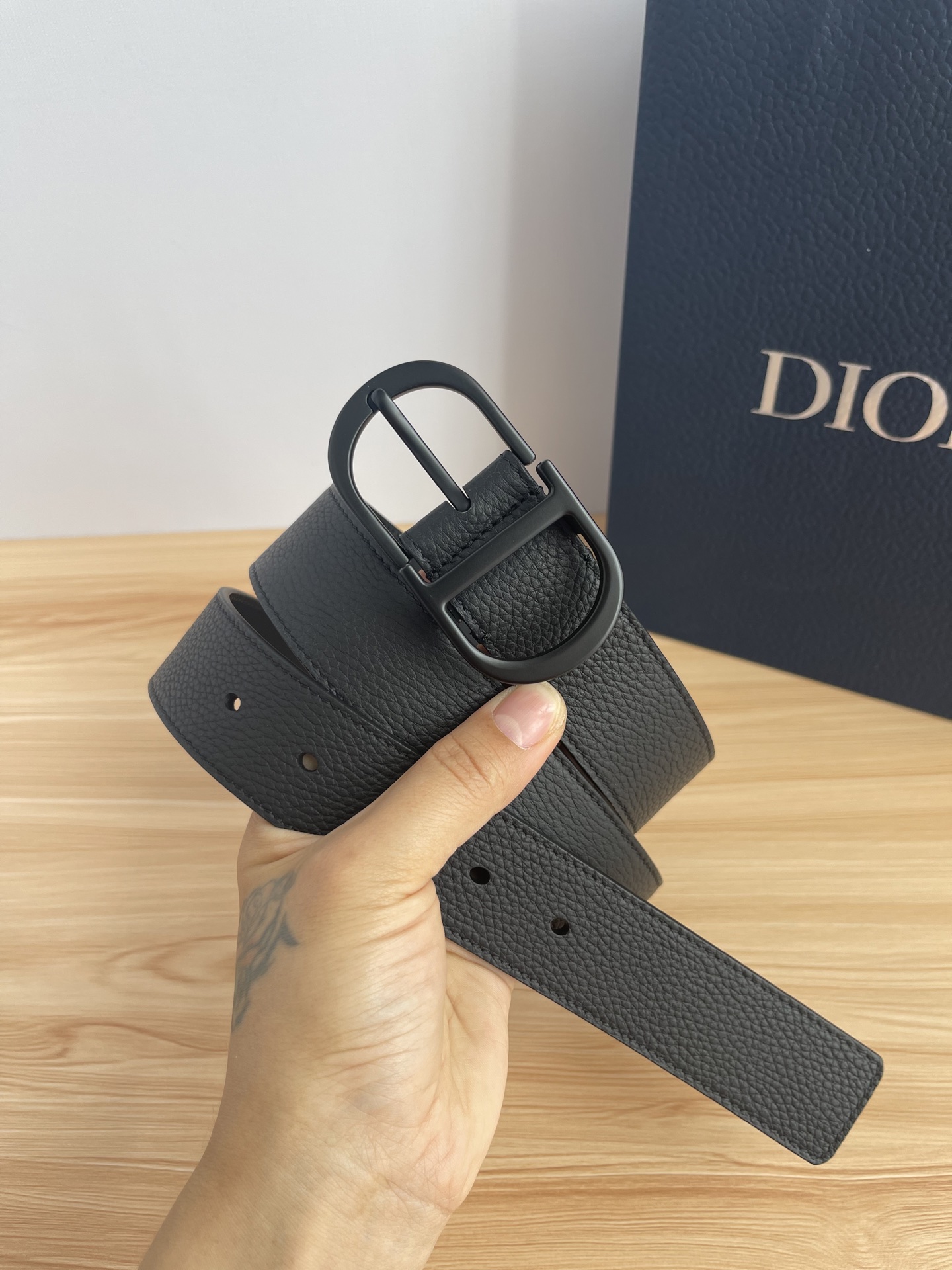 😍😍😍迪奥550 3．5CM P😍这款 Montaigne Avenue 腰带从同名手袋汲取灵感，采用黑