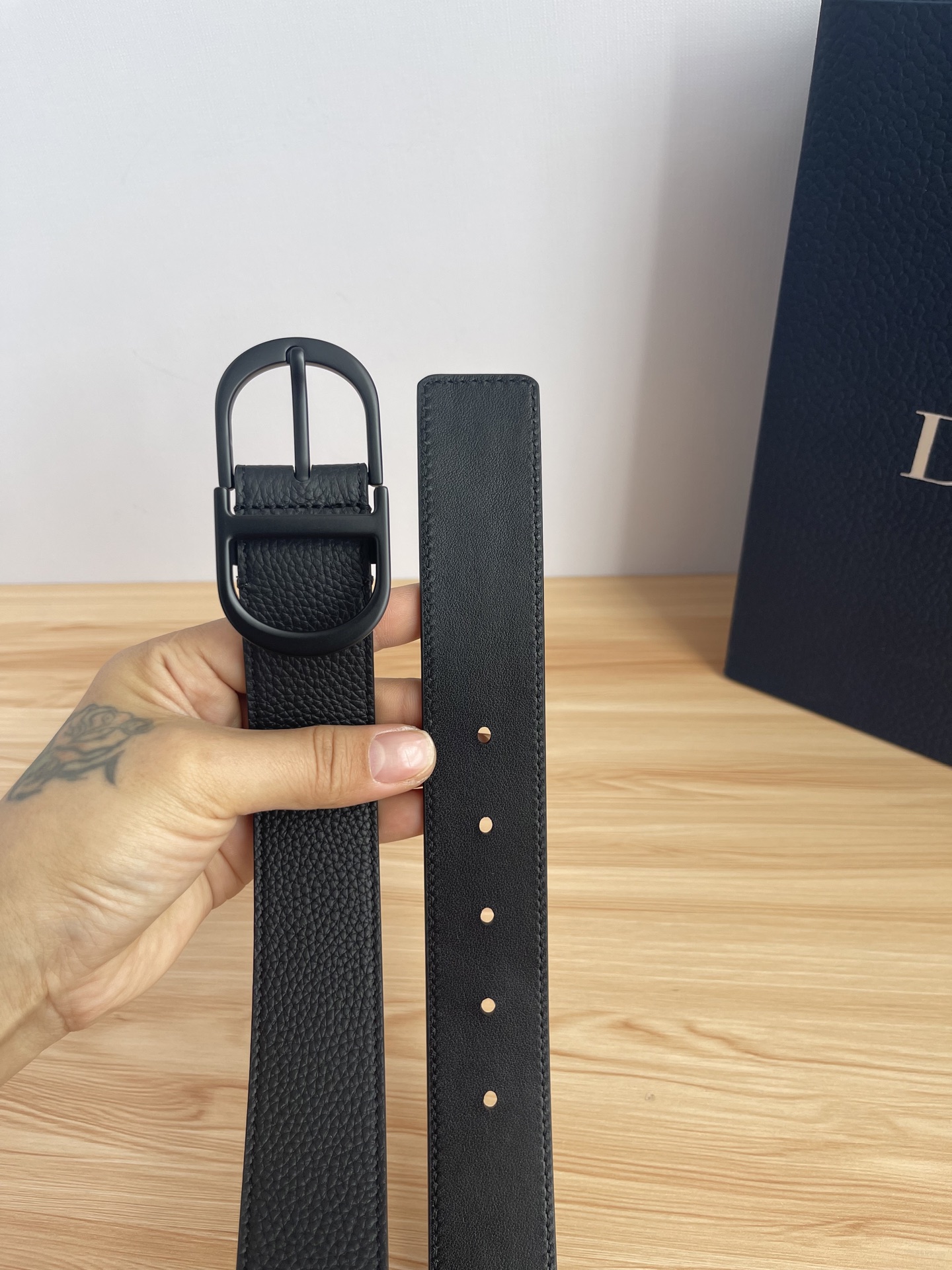 😍😍😍迪奥550 3．5CM P😍这款 Montaigne Avenue 腰带从同名手袋汲取灵感，采用黑