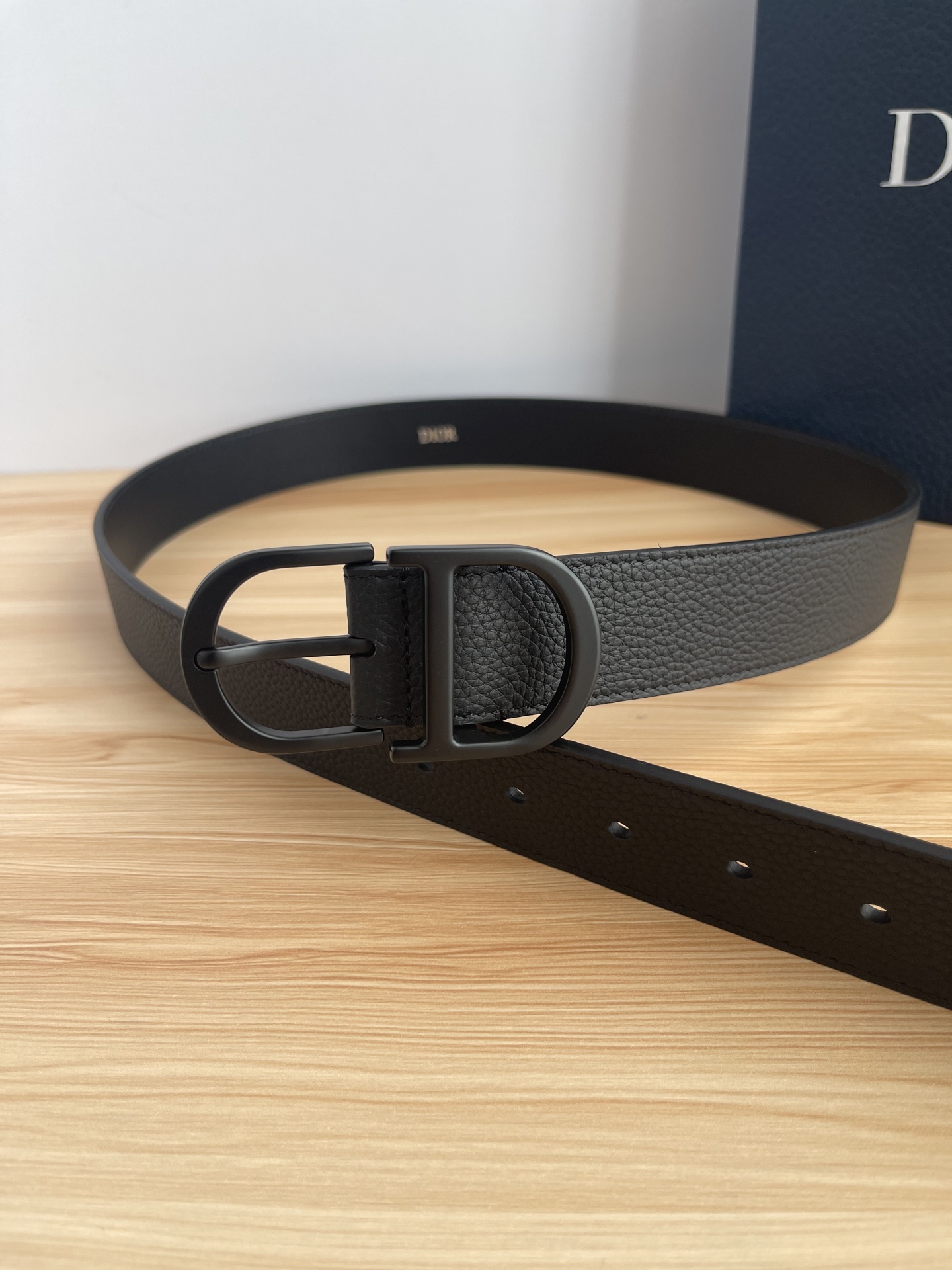 😍😍😍迪奥550 3．5CM P😍这款 Montaigne Avenue 腰带从同名手袋汲取灵感，采用黑