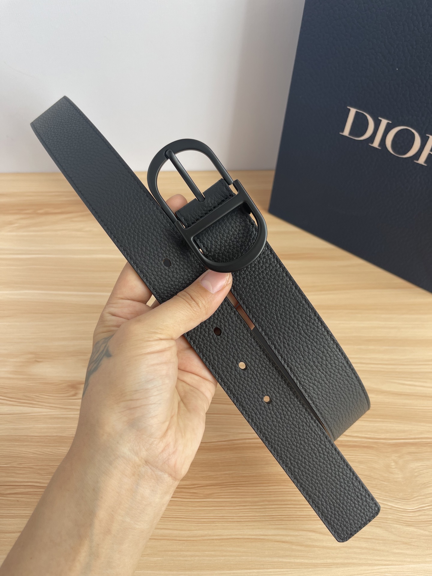 😍😍😍迪奥550 3．5CM P😍这款 Montaigne Avenue 腰带从同名手袋汲取灵感，采用黑