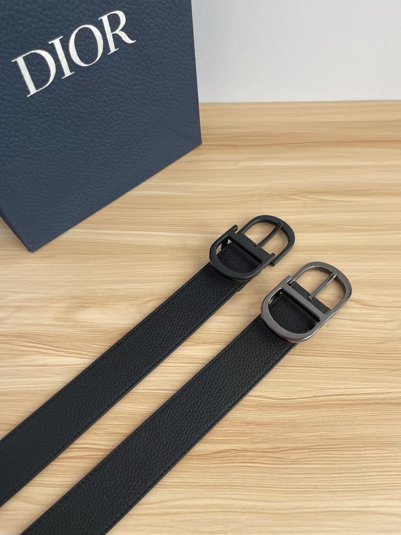 😍😍😍迪奥550 3．5CM P😍这款 Montaigne Avenue 腰带从同名手袋汲取灵感，采用黑