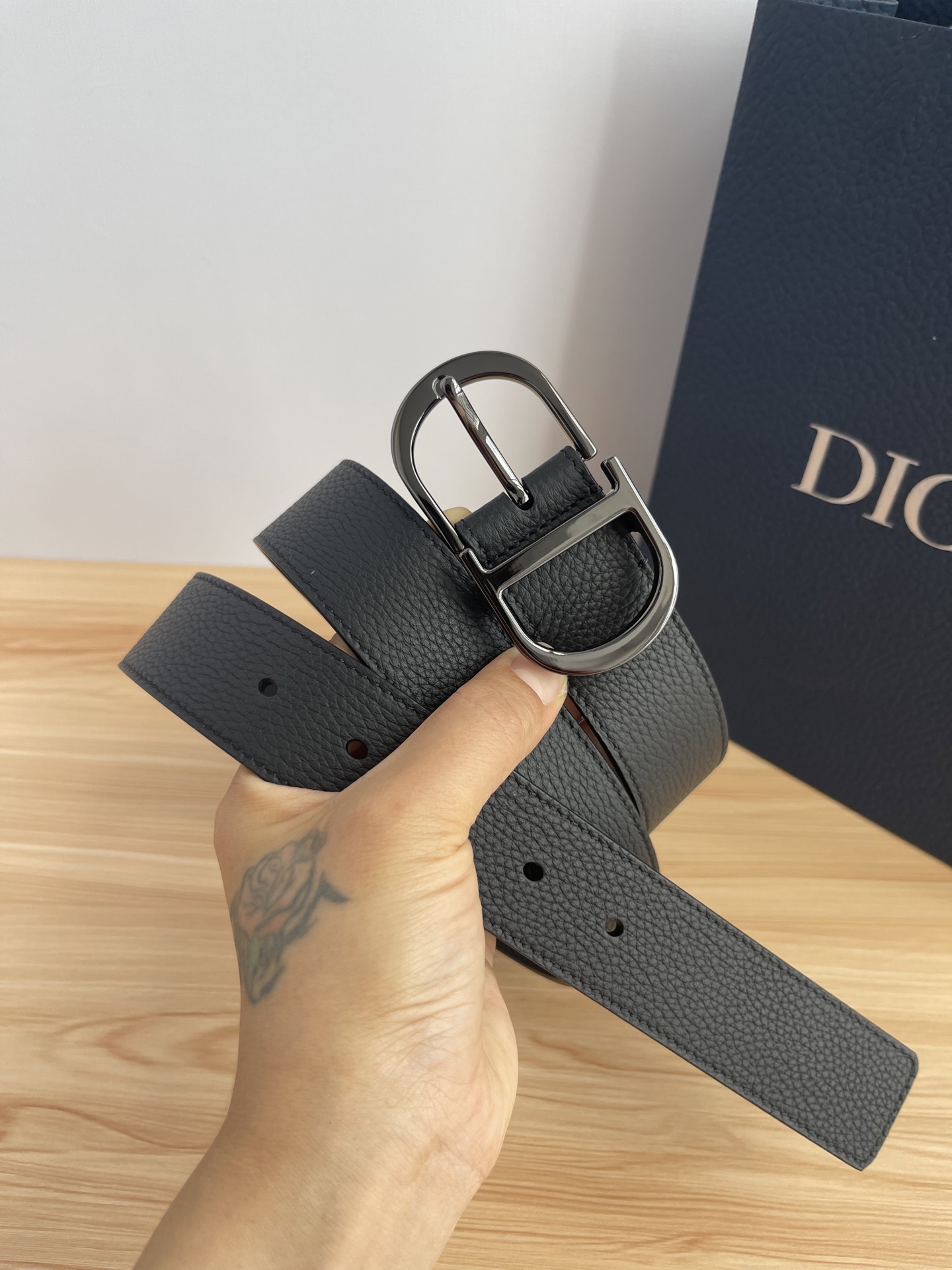 😍😍😍迪奥550 3．5CM P😍这款 Montaigne Avenue 腰带从同名手袋汲取灵感，采用黑