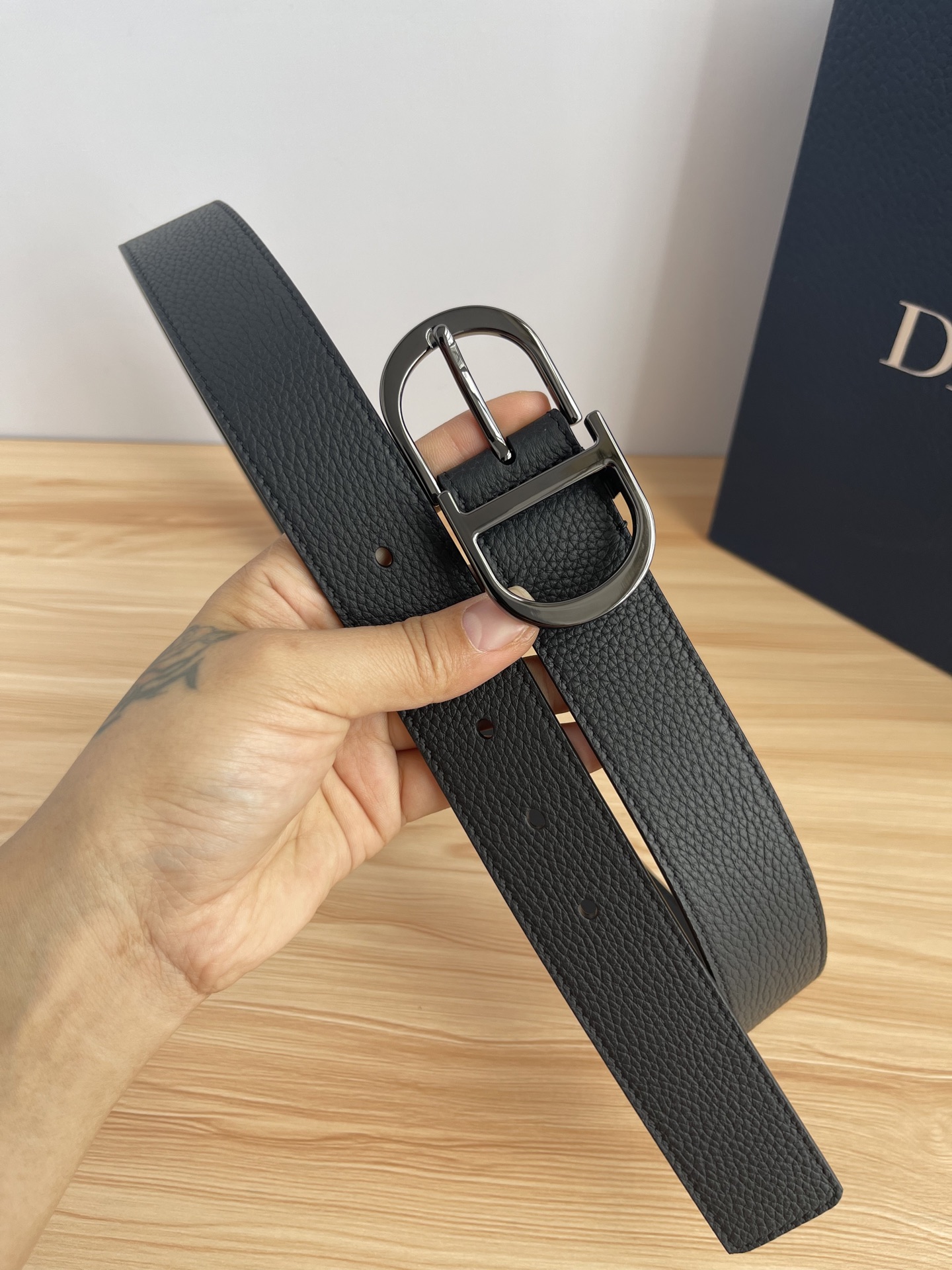 😍😍😍迪奥550 3．5CM P😍这款 Montaigne Avenue 腰带从同名手袋汲取灵感，采用黑