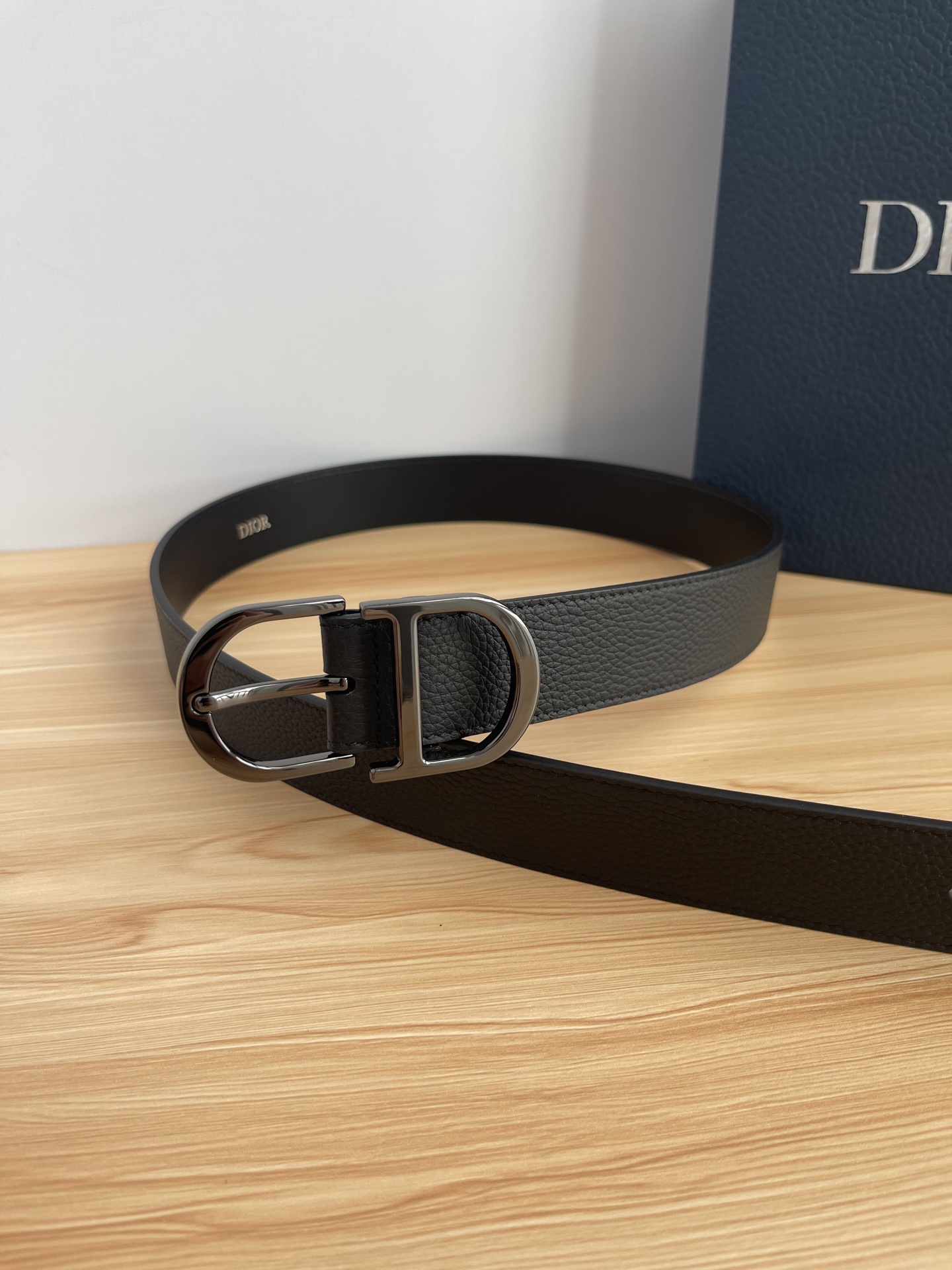 😍😍😍迪奥550 3．5CM P😍这款 Montaigne Avenue 腰带从同名手袋汲取灵感，采用黑