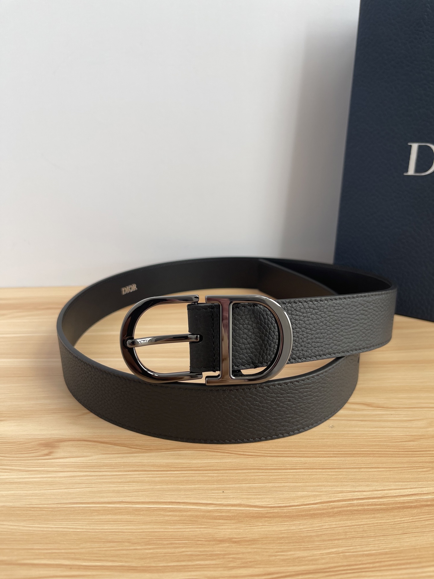 😍😍😍迪奥550 3．5CM P😍这款 Montaigne Avenue 腰带从同名手袋汲取灵感，采用黑