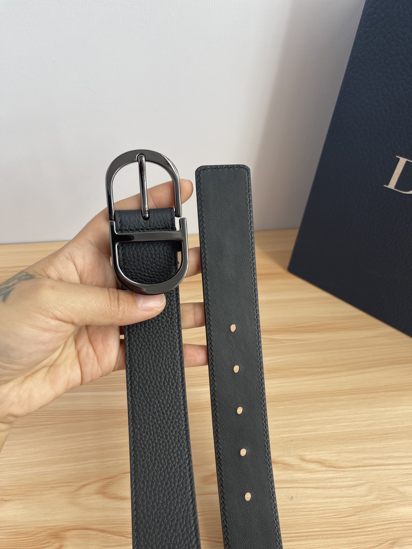 😍😍😍迪奥550 3．5CM P😍这款 Montaigne Avenue 腰带从同名手袋汲取灵感，采用黑