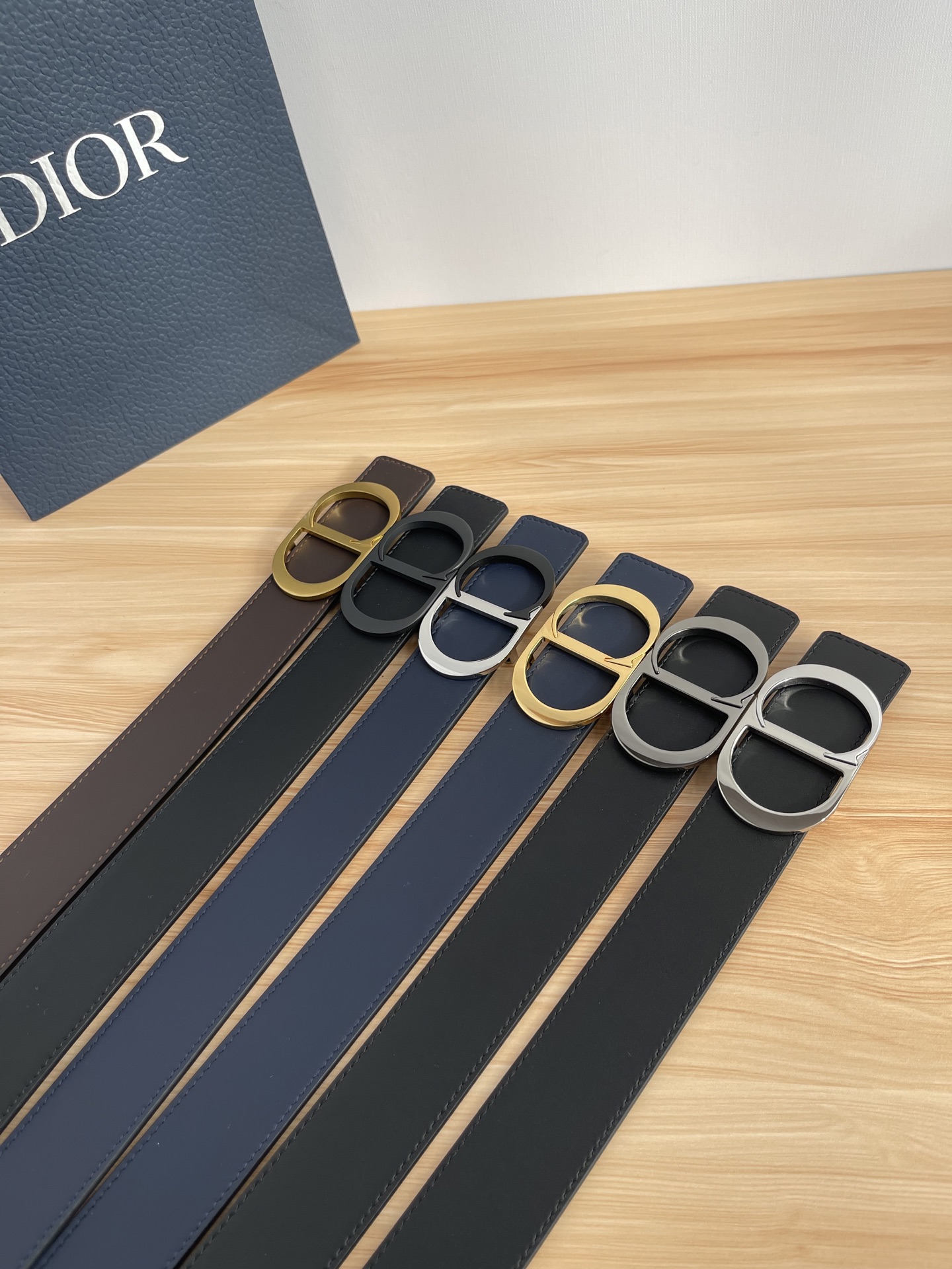 P 这款 35 毫米双面腰带结合典雅气质与摩登风范。 配一面采用黑色 Dior Gravity 印花效果
