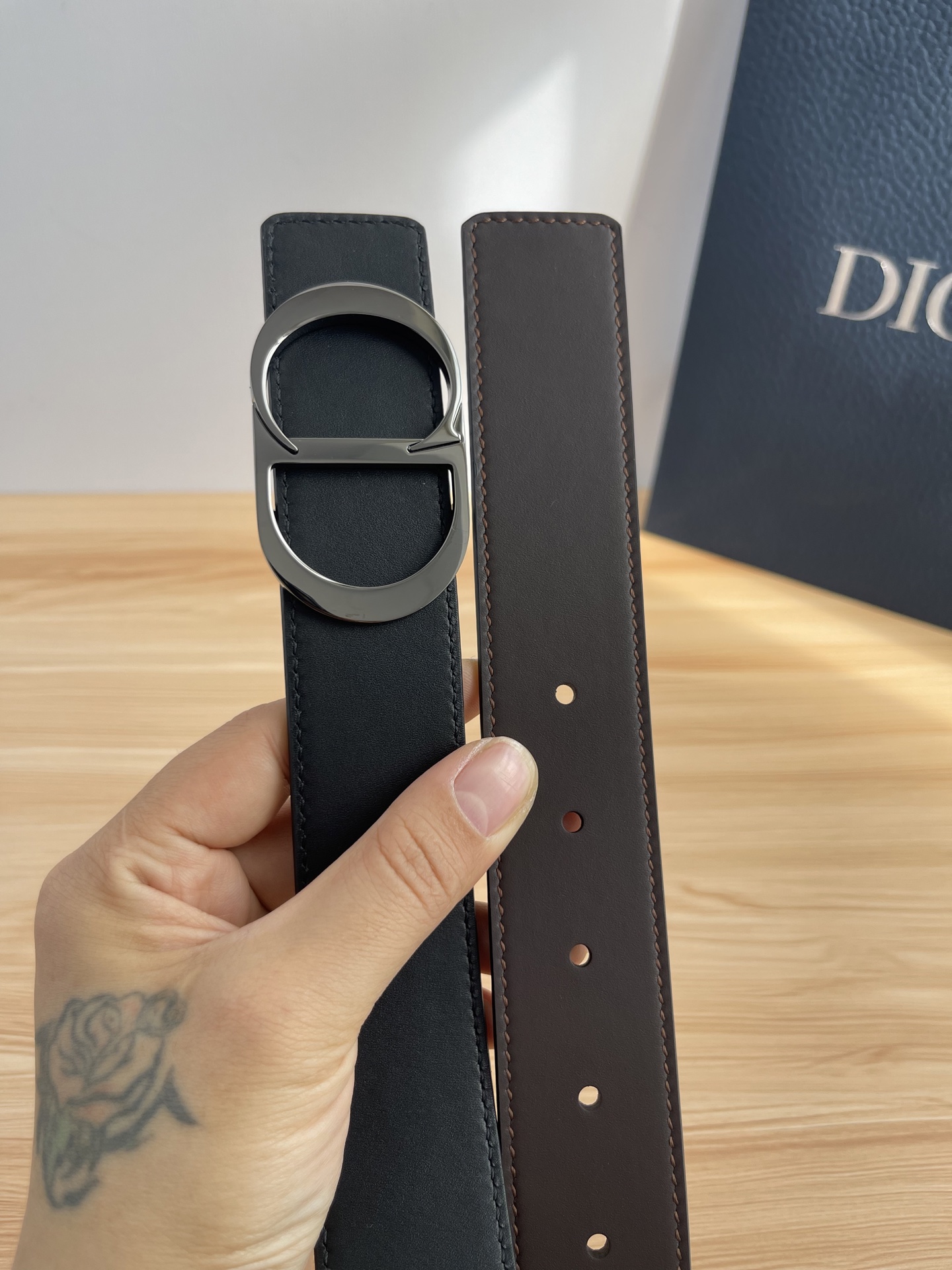 P 这款 35 毫米双面腰带结合典雅气质与摩登风范。 配一面采用黑色 Dior Gravity 印花效果