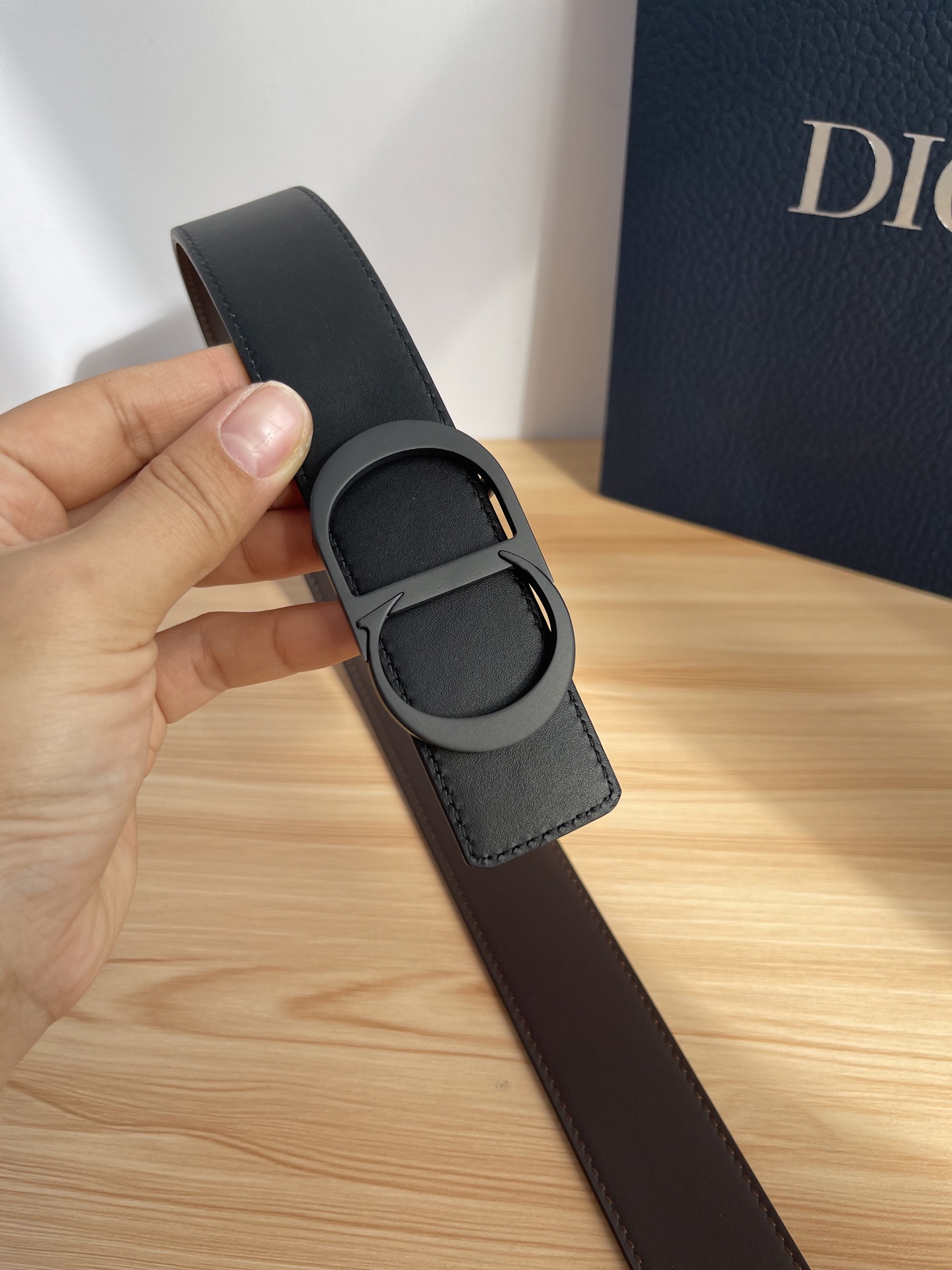 P 这款 35 毫米双面腰带结合典雅气质与摩登风范。 配一面采用黑色 Dior Gravity 印花效果