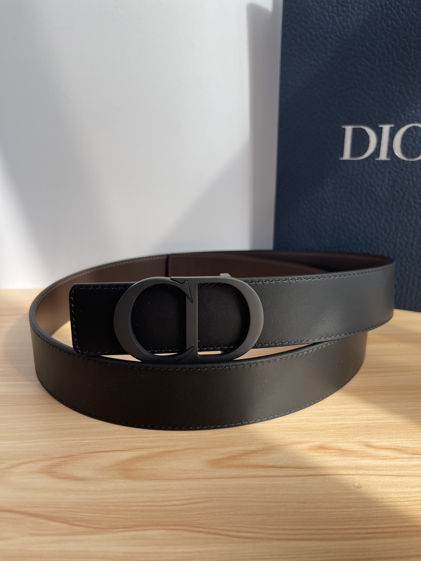 P 这款 35 毫米双面腰带结合典雅气质与摩登风范。 配一面采用黑色 Dior Gravity 印花效果