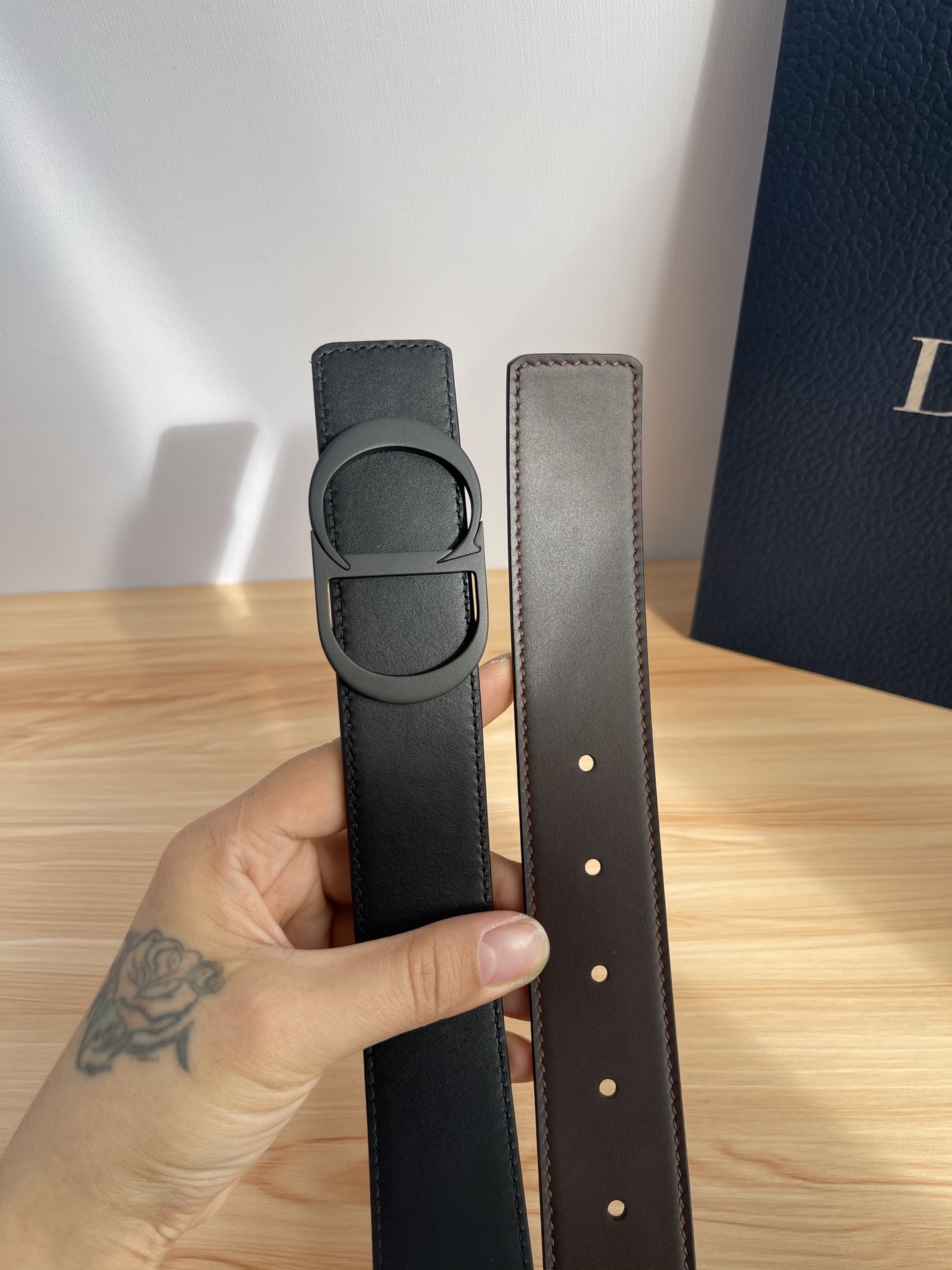 P 这款 35 毫米双面腰带结合典雅气质与摩登风范。 配一面采用黑色 Dior Gravity 印花效果