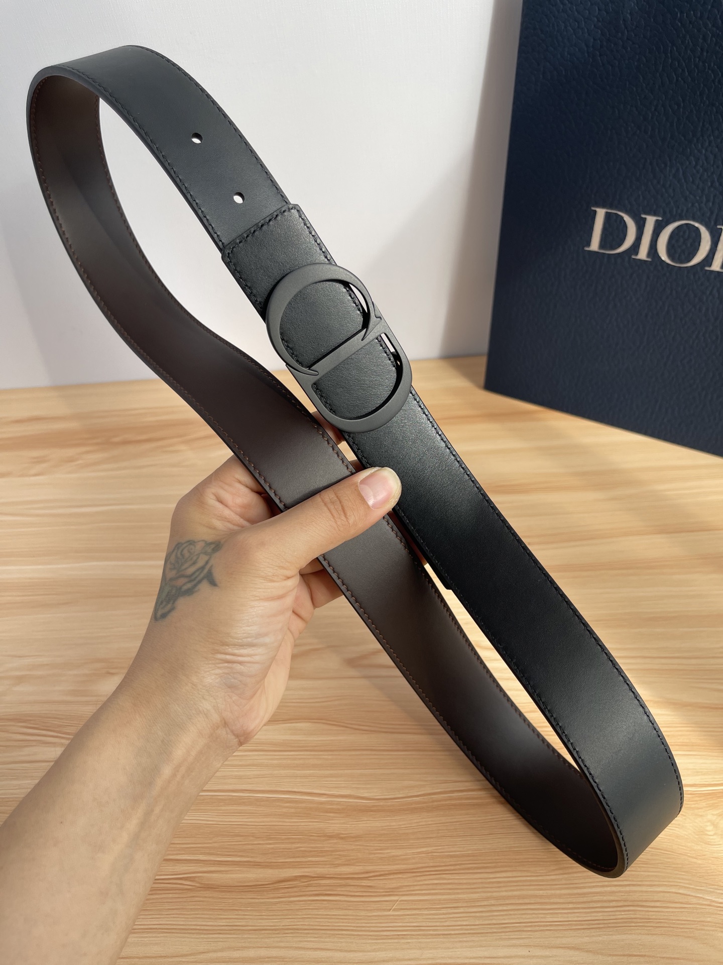 P 这款 35 毫米双面腰带结合典雅气质与摩登风范。 配一面采用黑色 Dior Gravity 印花效果