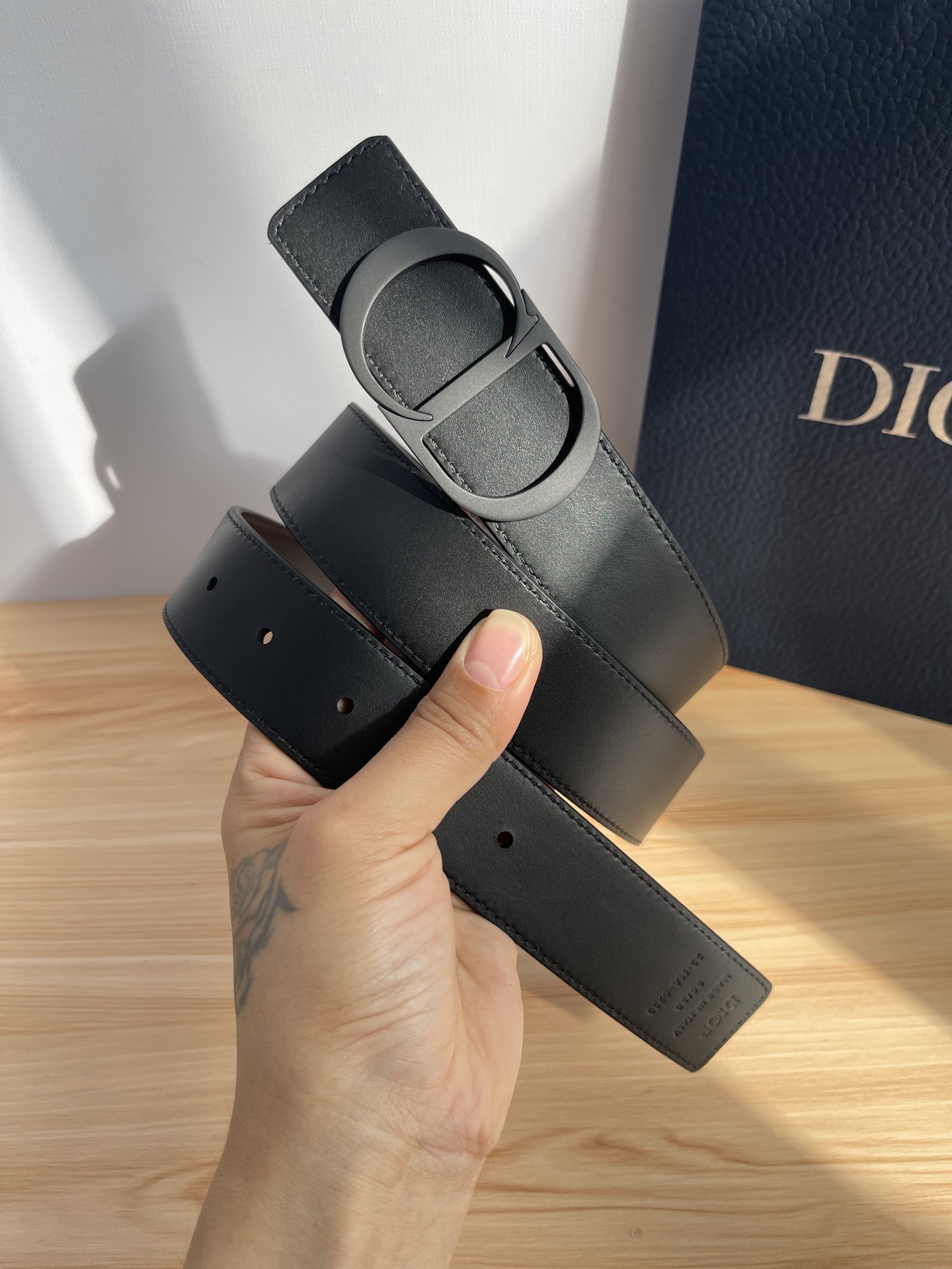 P 这款 35 毫米双面腰带结合典雅气质与摩登风范。 配一面采用黑色 Dior Gravity 印花效果