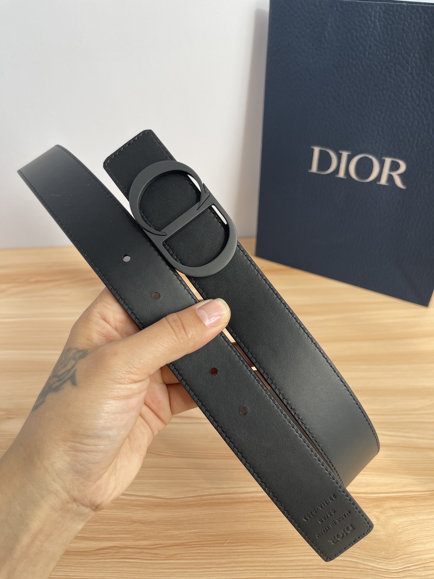 P 这款 35 毫米双面腰带结合典雅气质与摩登风范。 配一面采用黑色 Dior Gravity 印花效果