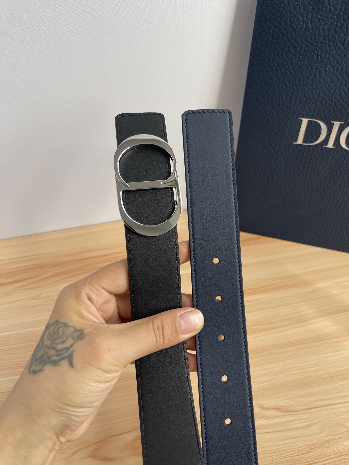 P 这款 35 毫米双面腰带结合典雅气质与摩登风范。 配一面采用黑色 Dior Gravity 印花效果