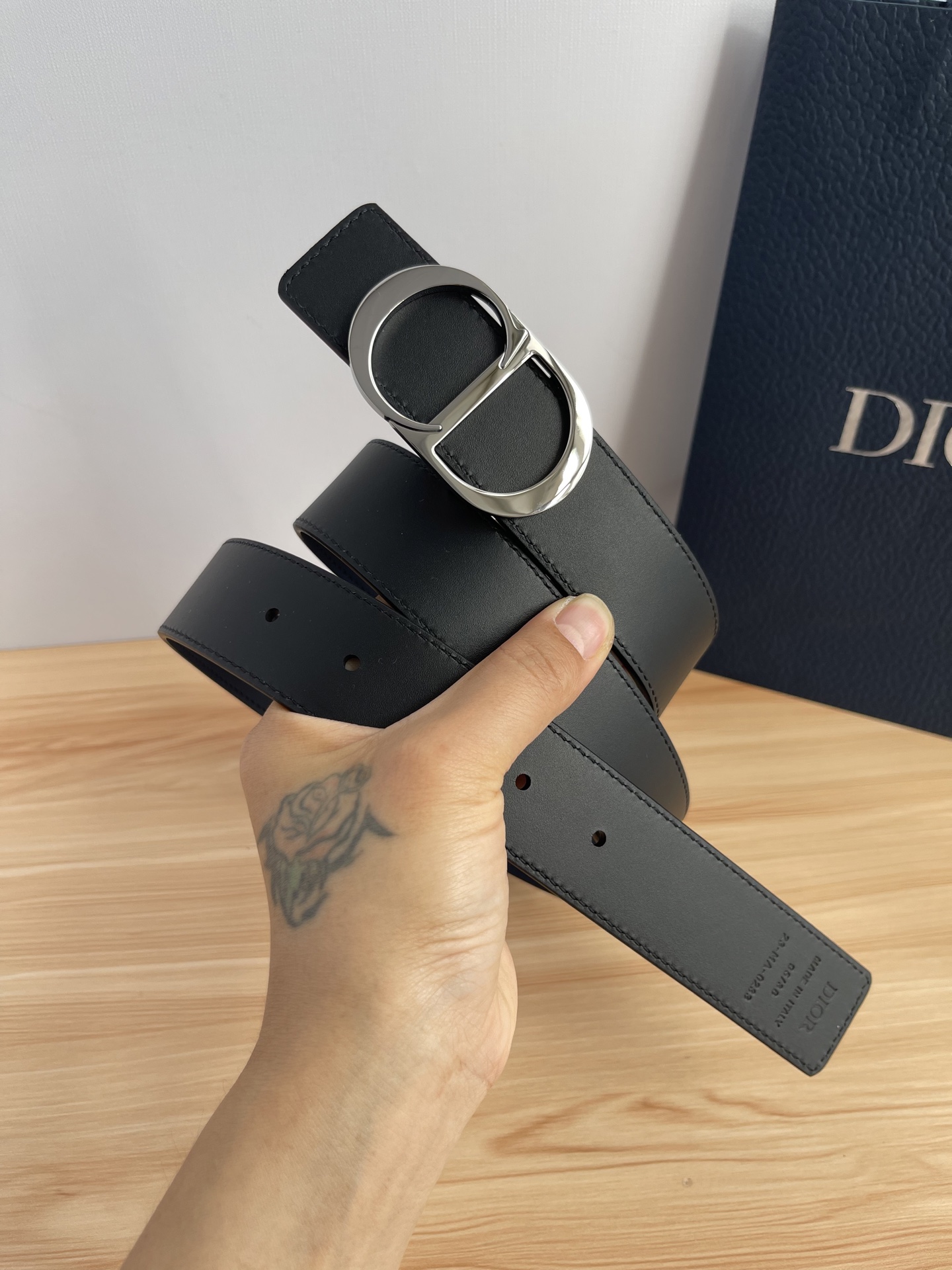 P 这款 35 毫米双面腰带结合典雅气质与摩登风范。 配一面采用黑色 Dior Gravity 印花效果