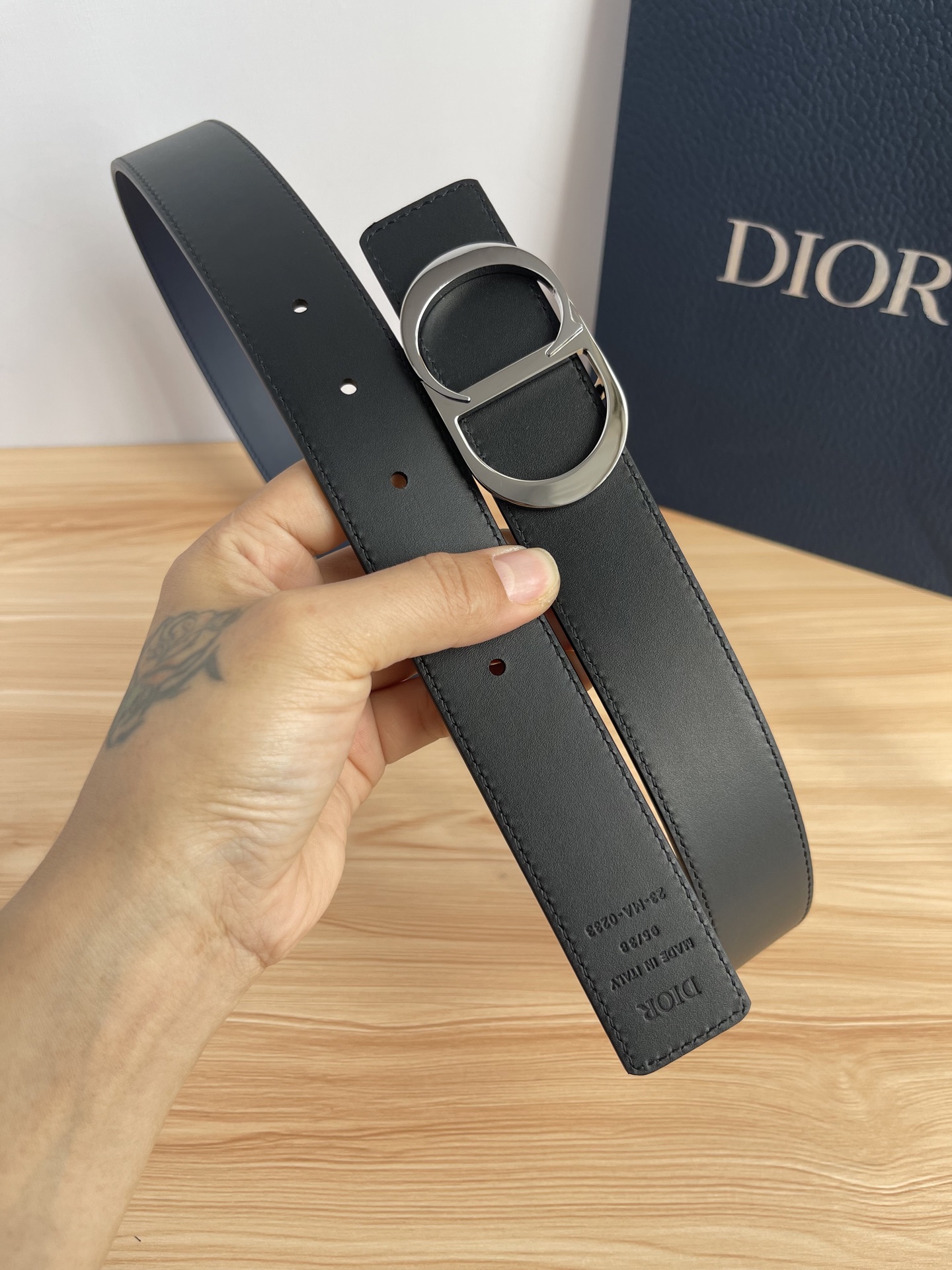 P 这款 35 毫米双面腰带结合典雅气质与摩登风范。 配一面采用黑色 Dior Gravity 印花效果