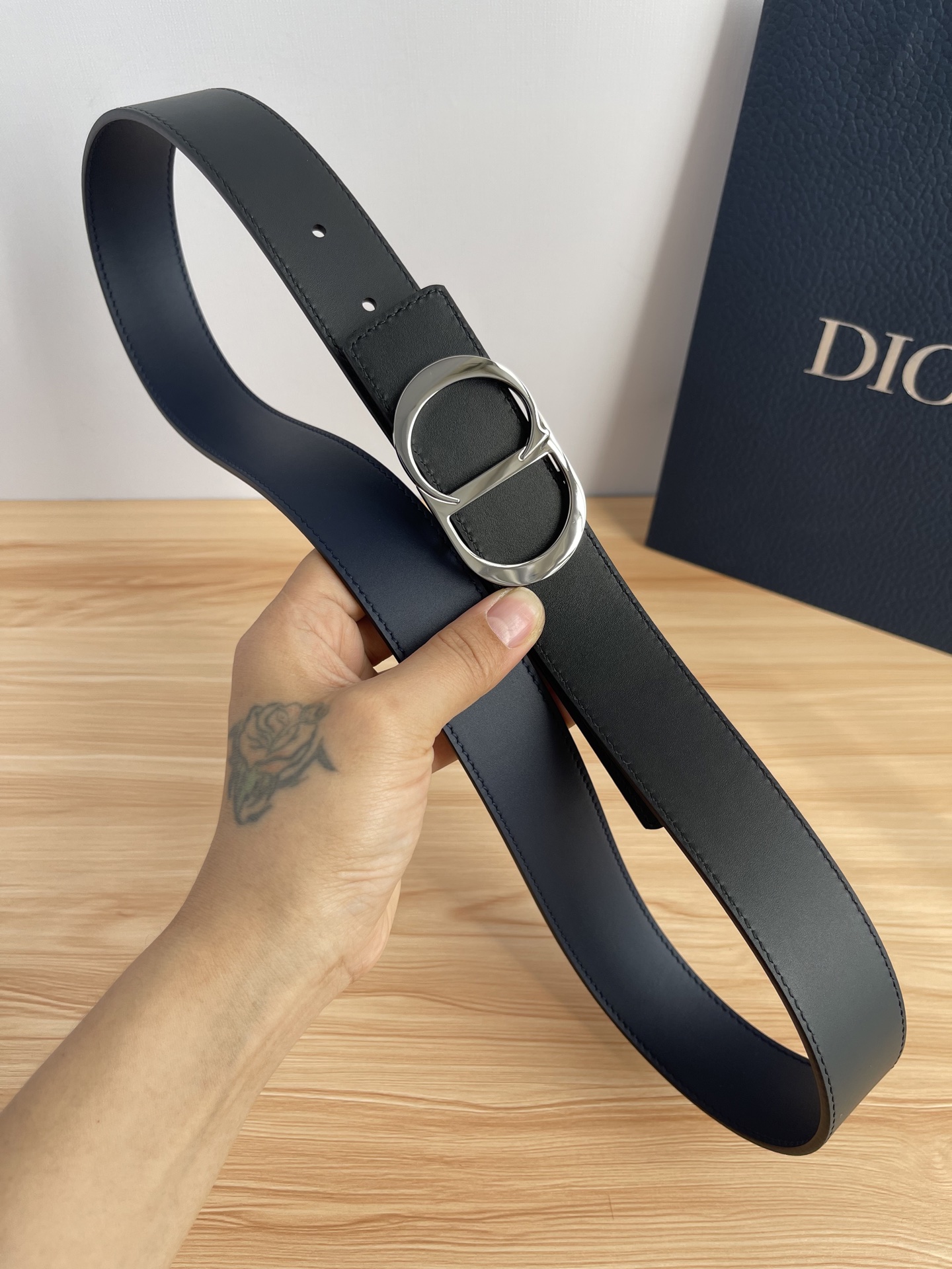 P 这款 35 毫米双面腰带结合典雅气质与摩登风范。 配一面采用黑色 Dior Gravity 印花效果