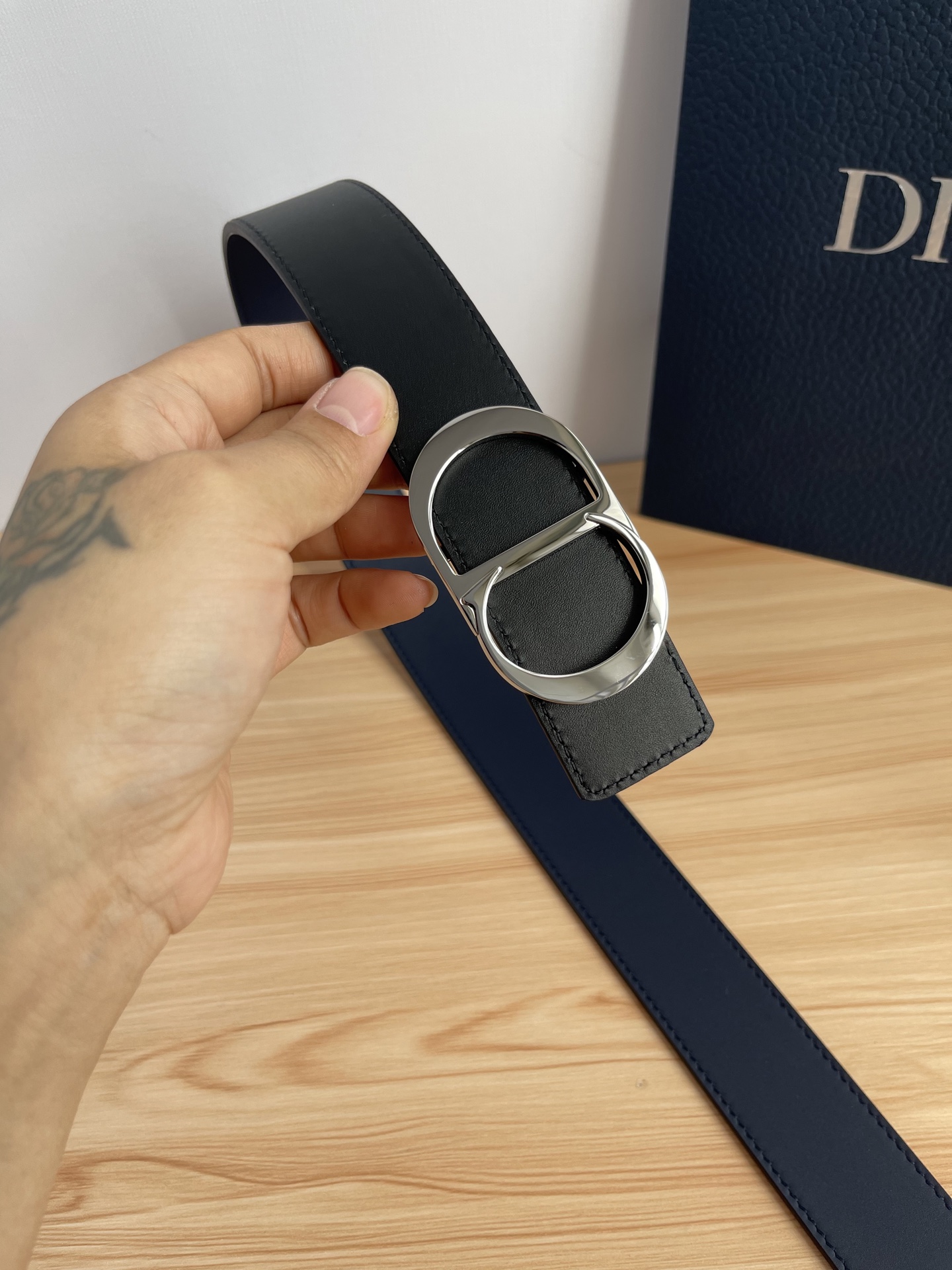 P 这款 35 毫米双面腰带结合典雅气质与摩登风范。 配一面采用黑色 Dior Gravity 印花效果