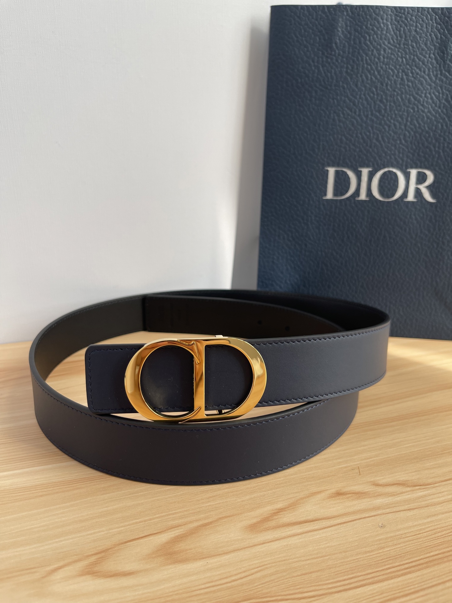 P 这款 35 毫米双面腰带结合典雅气质与摩登风范。 配一面采用黑色 Dior Gravity 印花效果