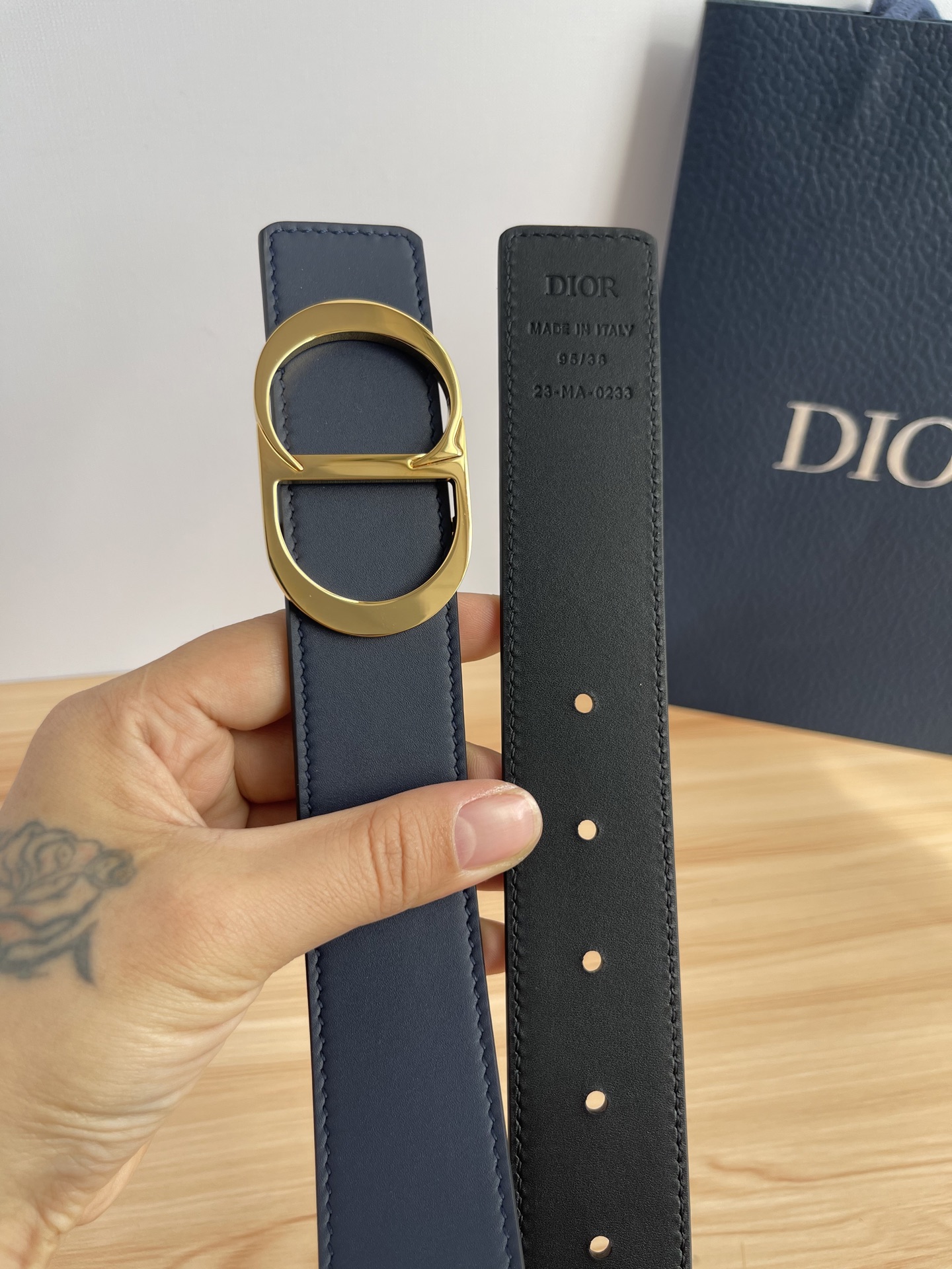 P 这款 35 毫米双面腰带结合典雅气质与摩登风范。 配一面采用黑色 Dior Gravity 印花效果