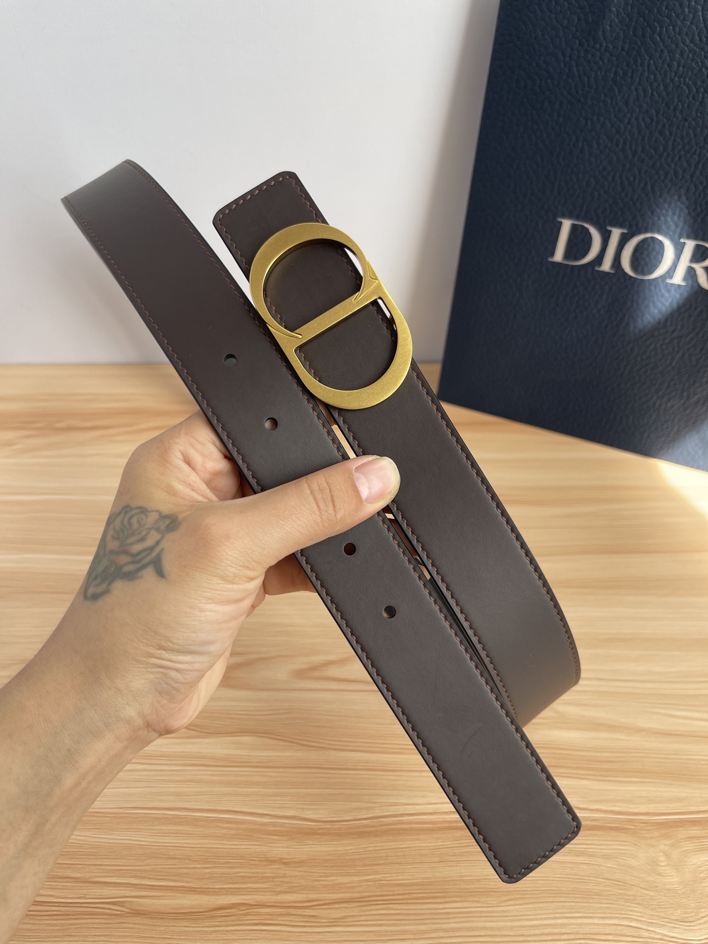 P 这款 35 毫米双面腰带结合典雅气质与摩登风范。 配一面采用黑色 Dior Gravity 印花效果