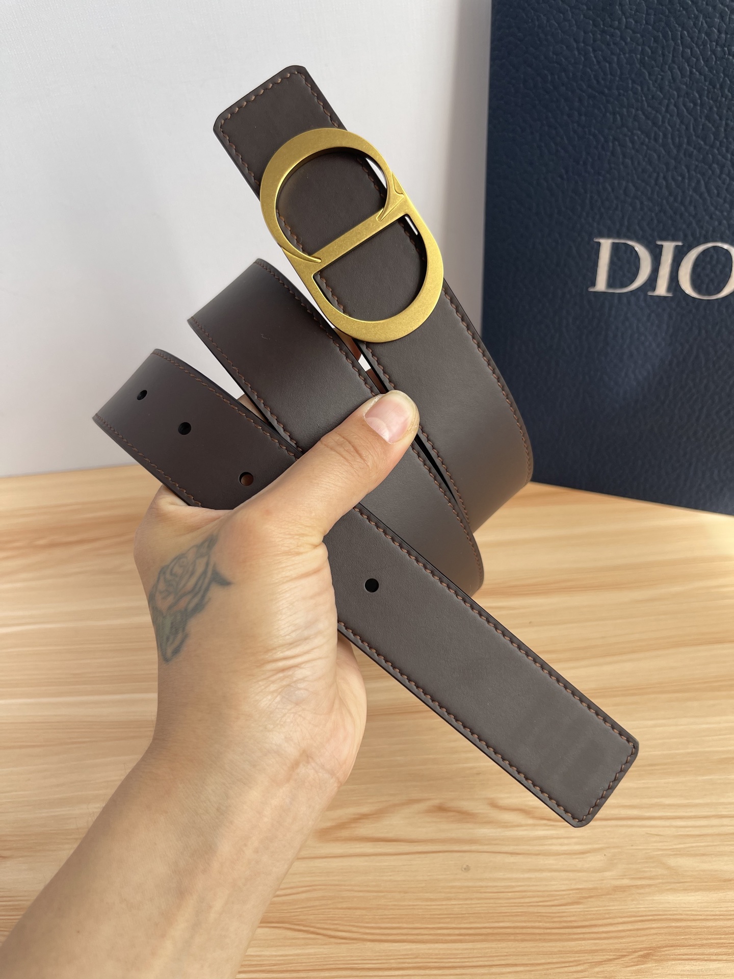 P 这款 35 毫米双面腰带结合典雅气质与摩登风范。 配一面采用黑色 Dior Gravity 印花效果