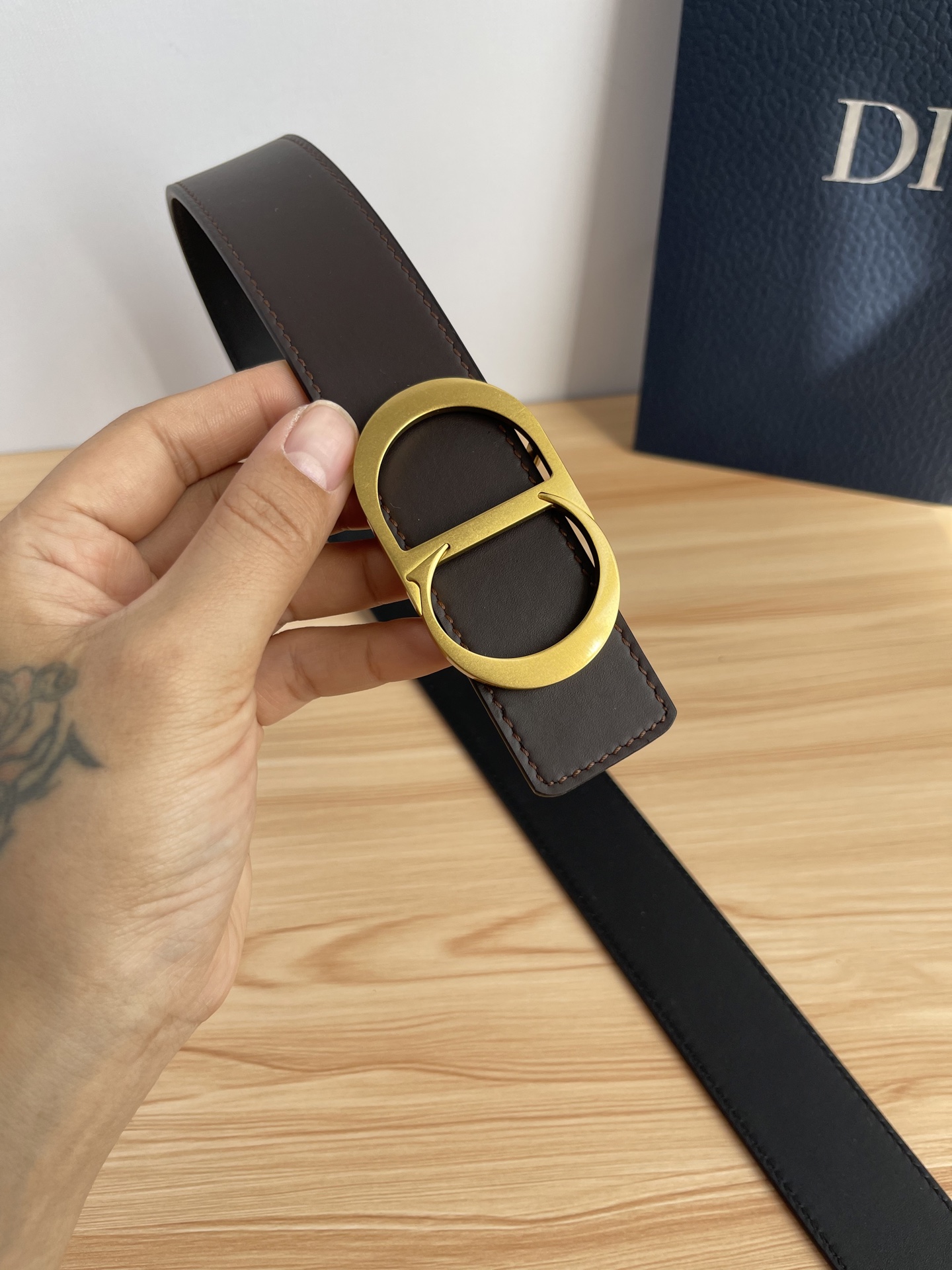 P 这款 35 毫米双面腰带结合典雅气质与摩登风范。 配一面采用黑色 Dior Gravity 印花效果