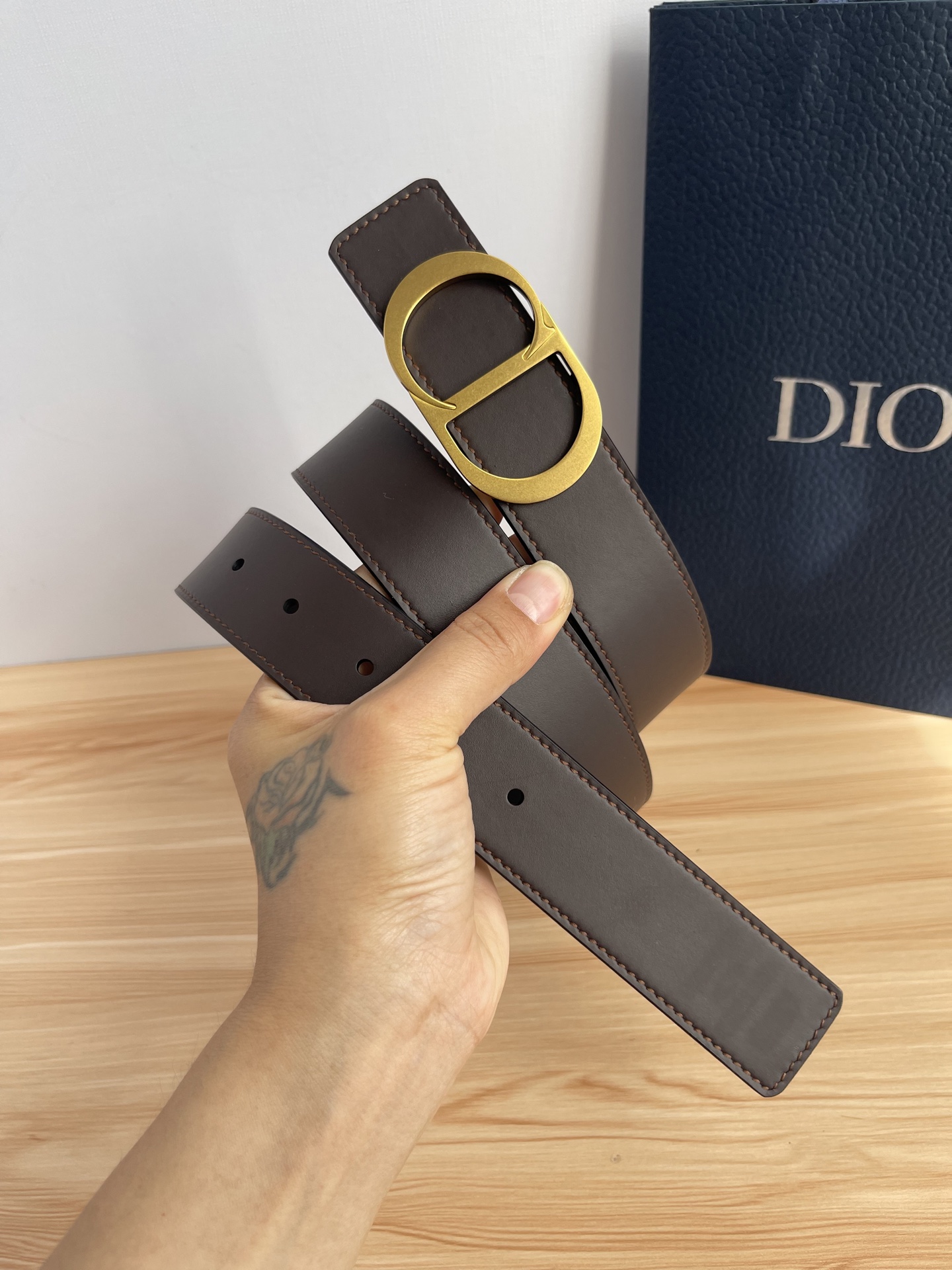 P 这款 35 毫米双面腰带结合典雅气质与摩登风范。 配一面采用黑色 Dior Gravity 印花效果