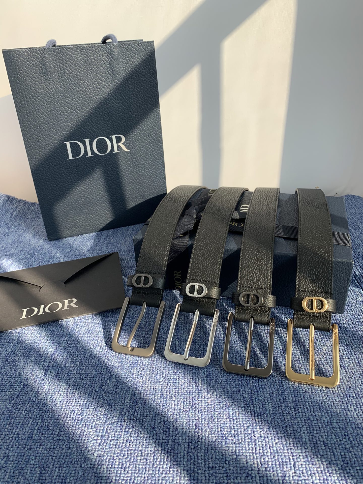 采用黑色粒面牛皮革精心制作，饰以镌刻有 Dior 的针扣和黑色金属覆层铜合金 CD Icon 标志腰带环