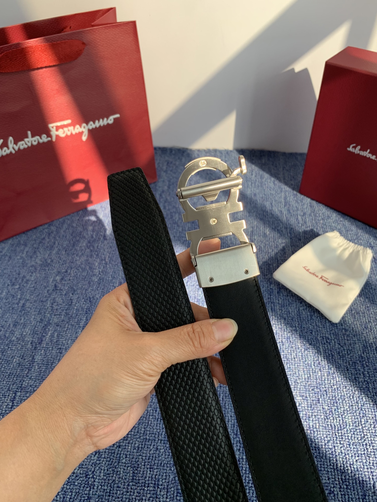 🔴 【品牌】菲拉.格慕 3.5cm. 2025秋冬新款🔴 【描述】这款皮带采用天然粒纹皮革材质，颇具都市