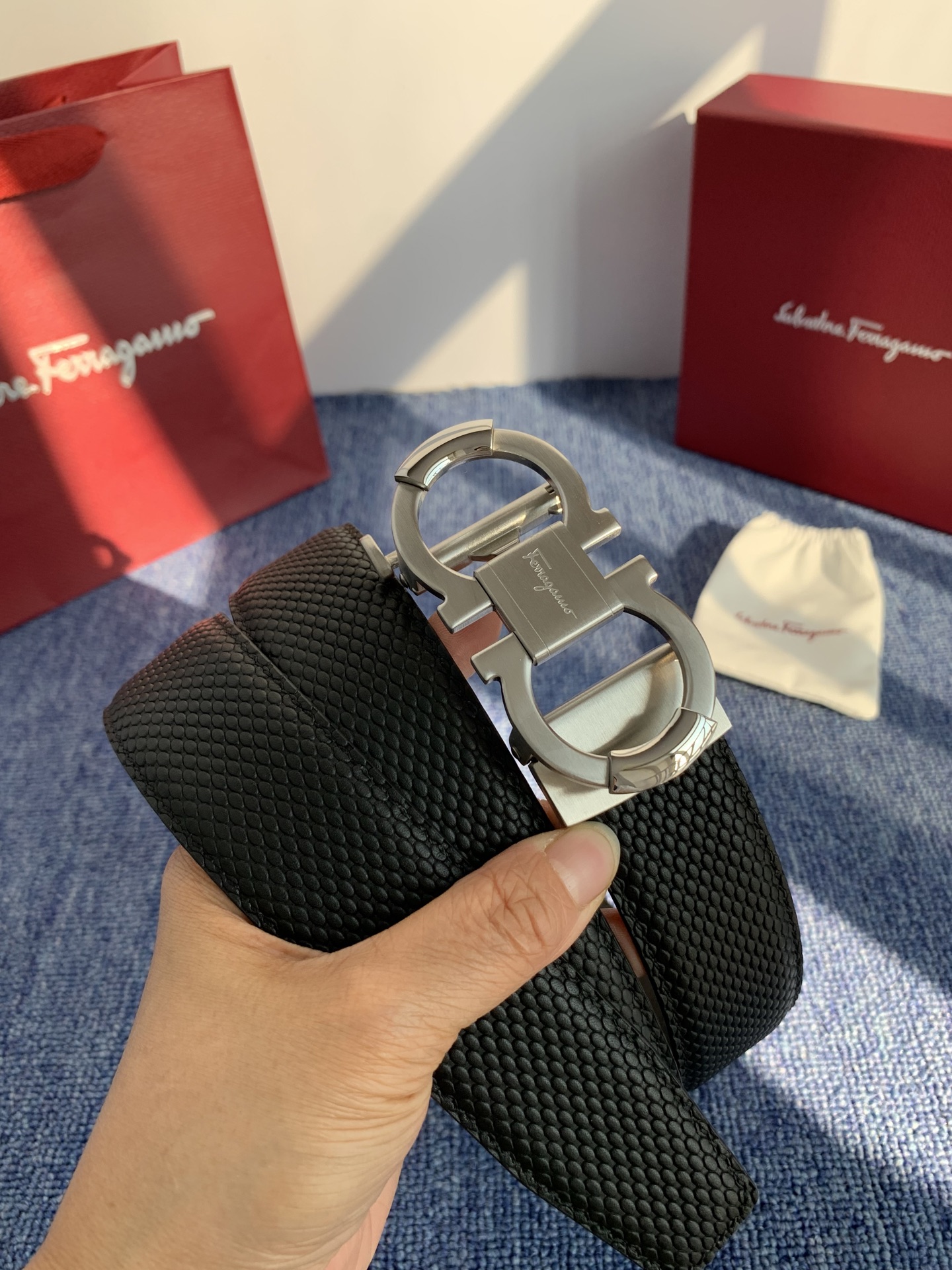 🔴 【品牌】菲拉.格慕 3.5cm. 2025秋冬新款🔴 【描述】这款皮带采用天然粒纹皮革材质，颇具都市