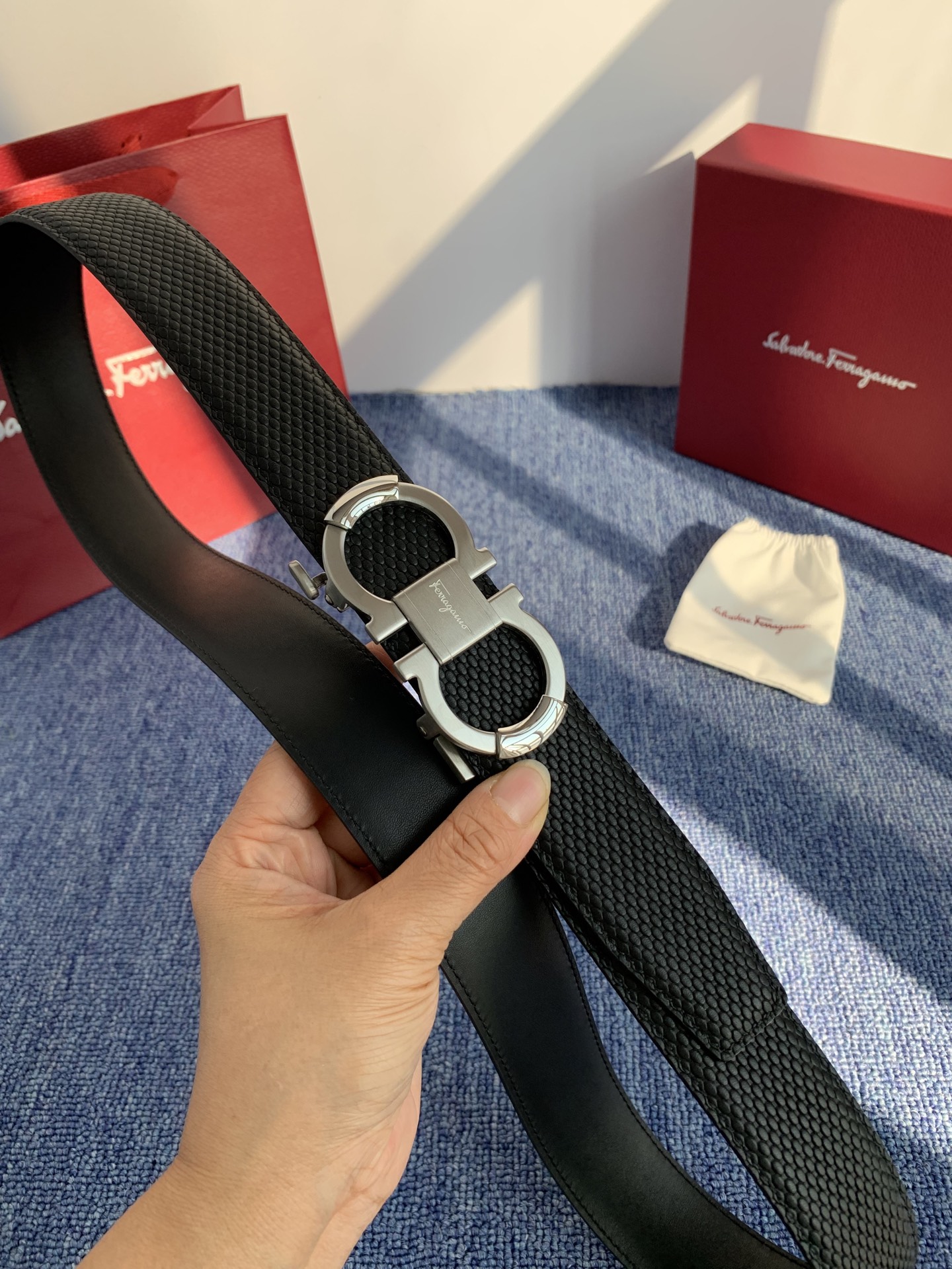 🔴 【品牌】菲拉.格慕 3.5cm. 2025秋冬新款🔴 【描述】这款皮带采用天然粒纹皮革材质，颇具都市