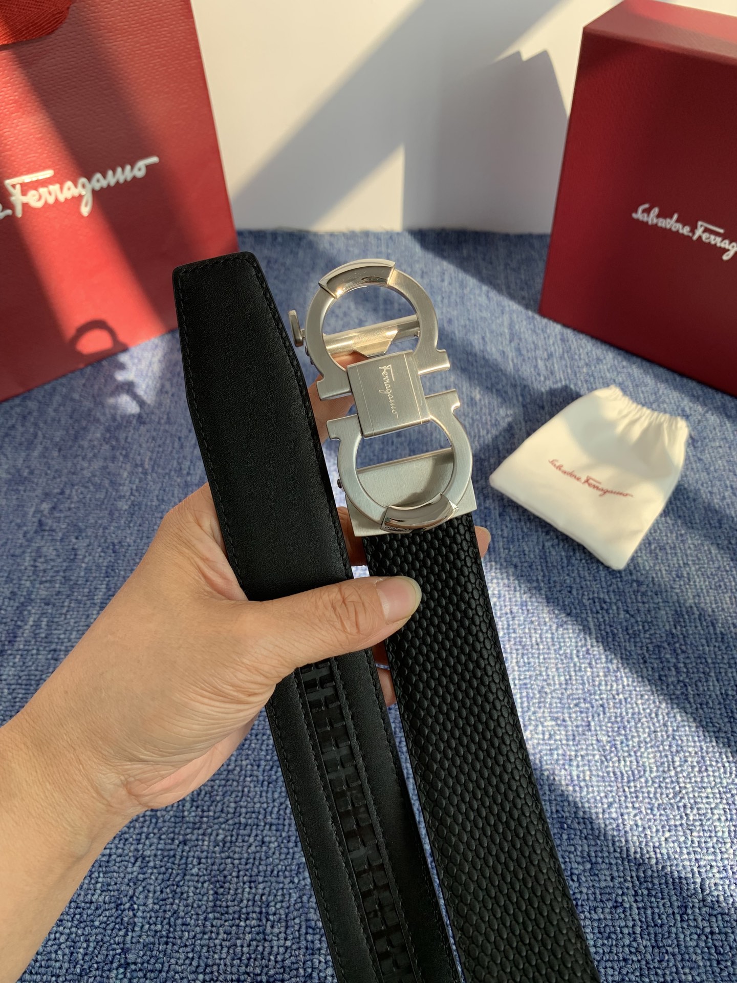🔴 【品牌】菲拉.格慕 3.5cm. 2025秋冬新款🔴 【描述】这款皮带采用天然粒纹皮革材质，颇具都市