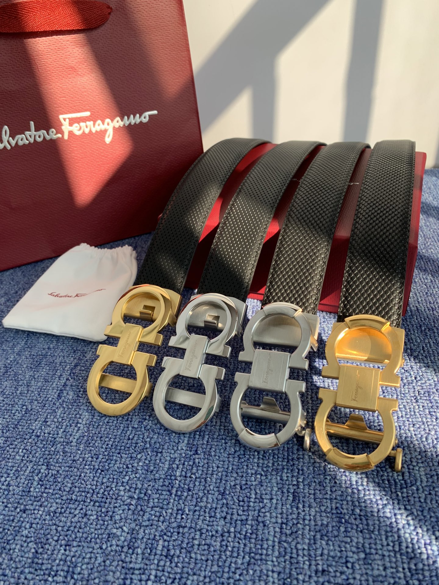 🔴 【品牌】菲拉.格慕 3.5cm. 2025秋冬新款🔴 【描述】这款皮带采用天然粒纹皮革材质，颇具都市