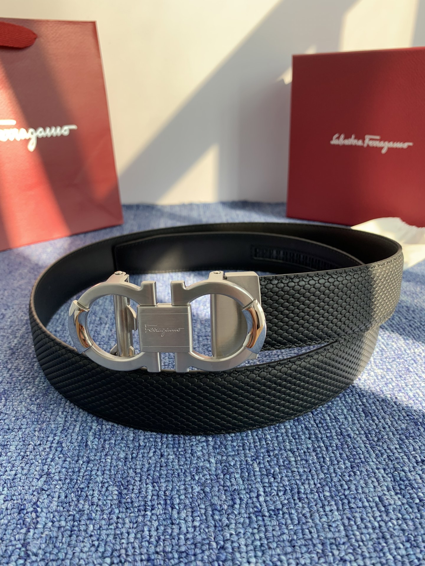 🔴 【品牌】菲拉.格慕 3.5cm. 2025秋冬新款🔴 【描述】这款皮带采用天然粒纹皮革材质，颇具都市